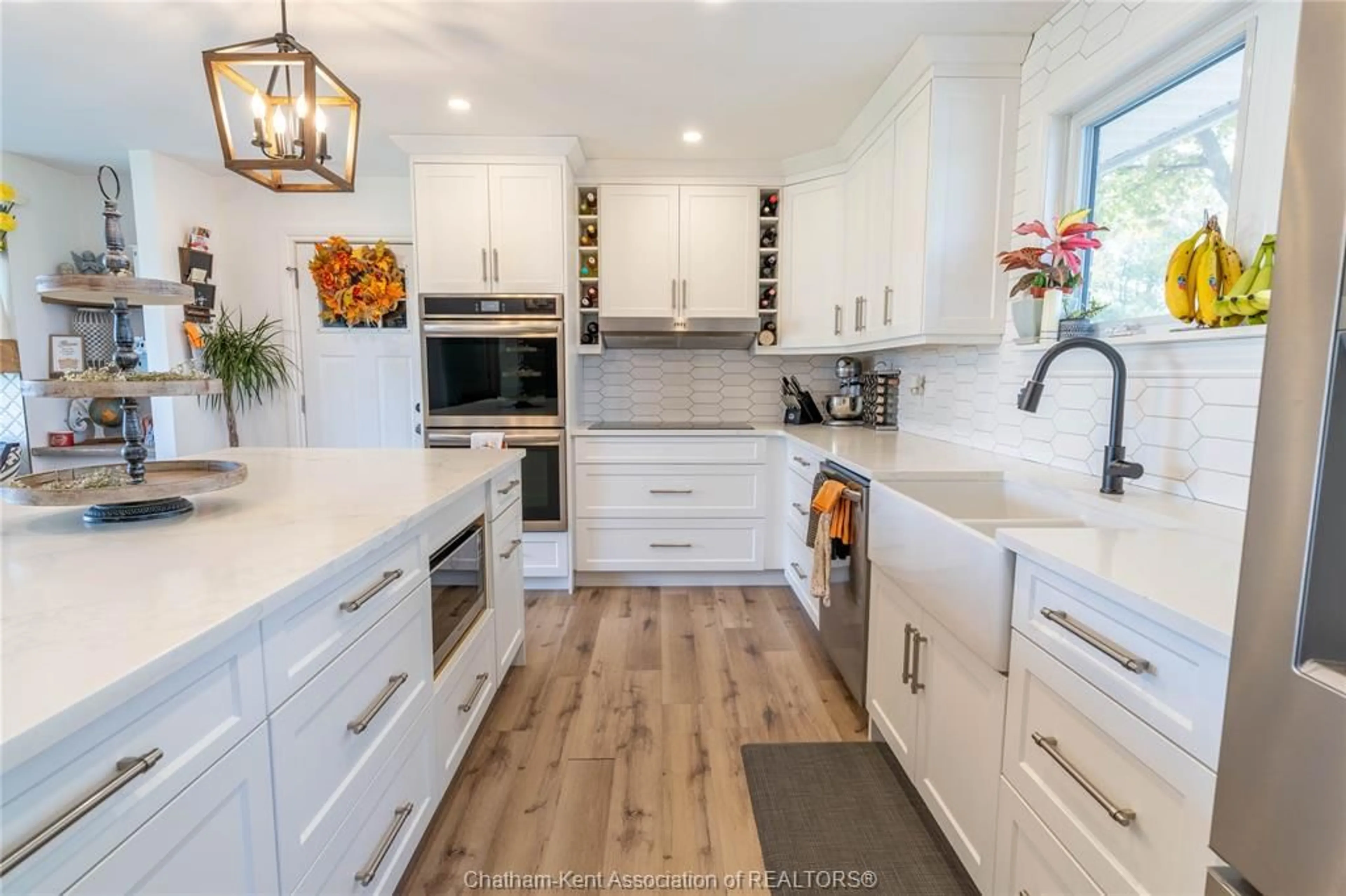 Open concept kitchen, unknown for 809 77 Hwy, Leamington Ontario N8H 3V8
