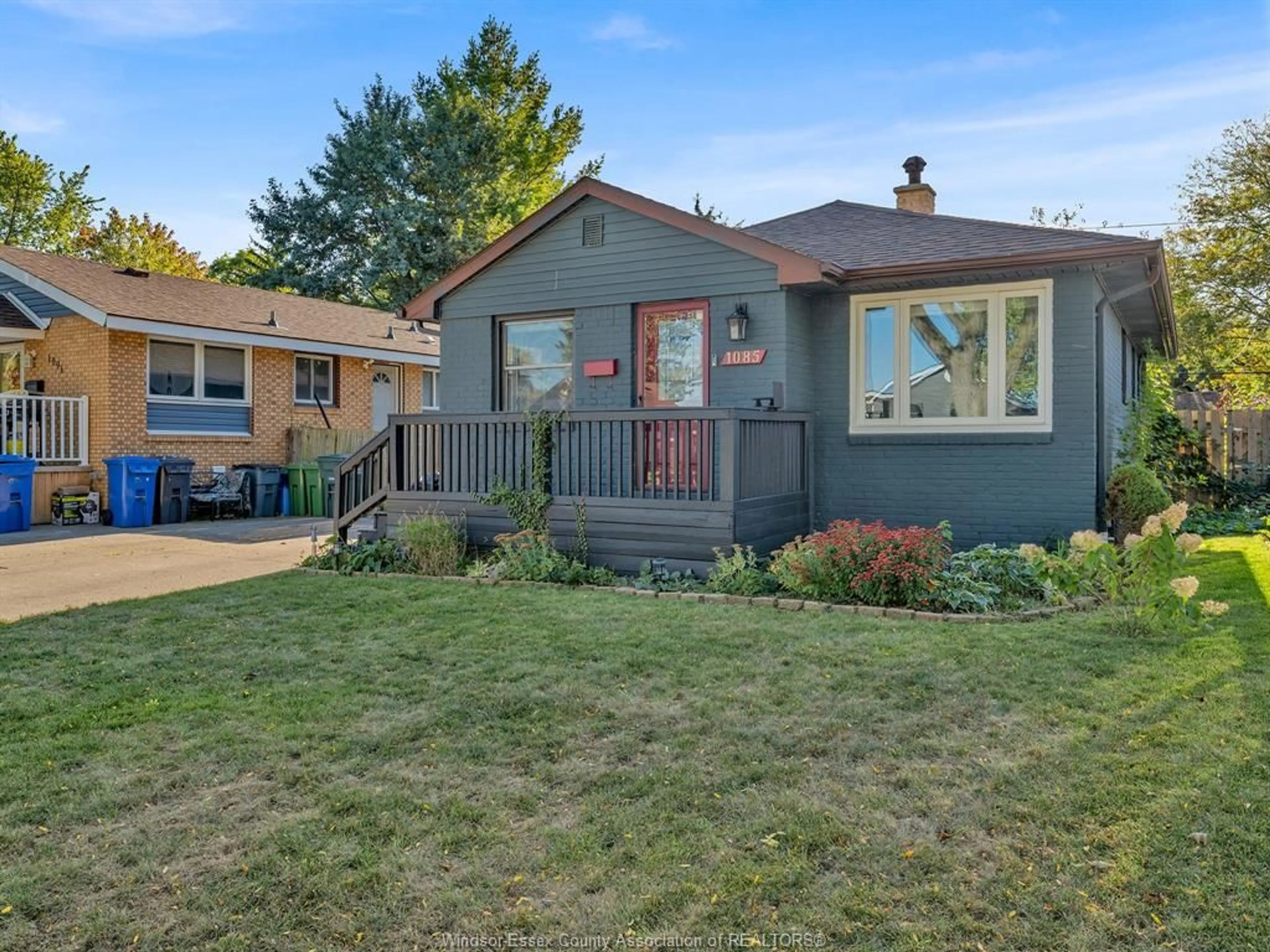 Home with vinyl exterior material, street for 1085 FORD Blvd, Windsor Ontario N8S 2G2