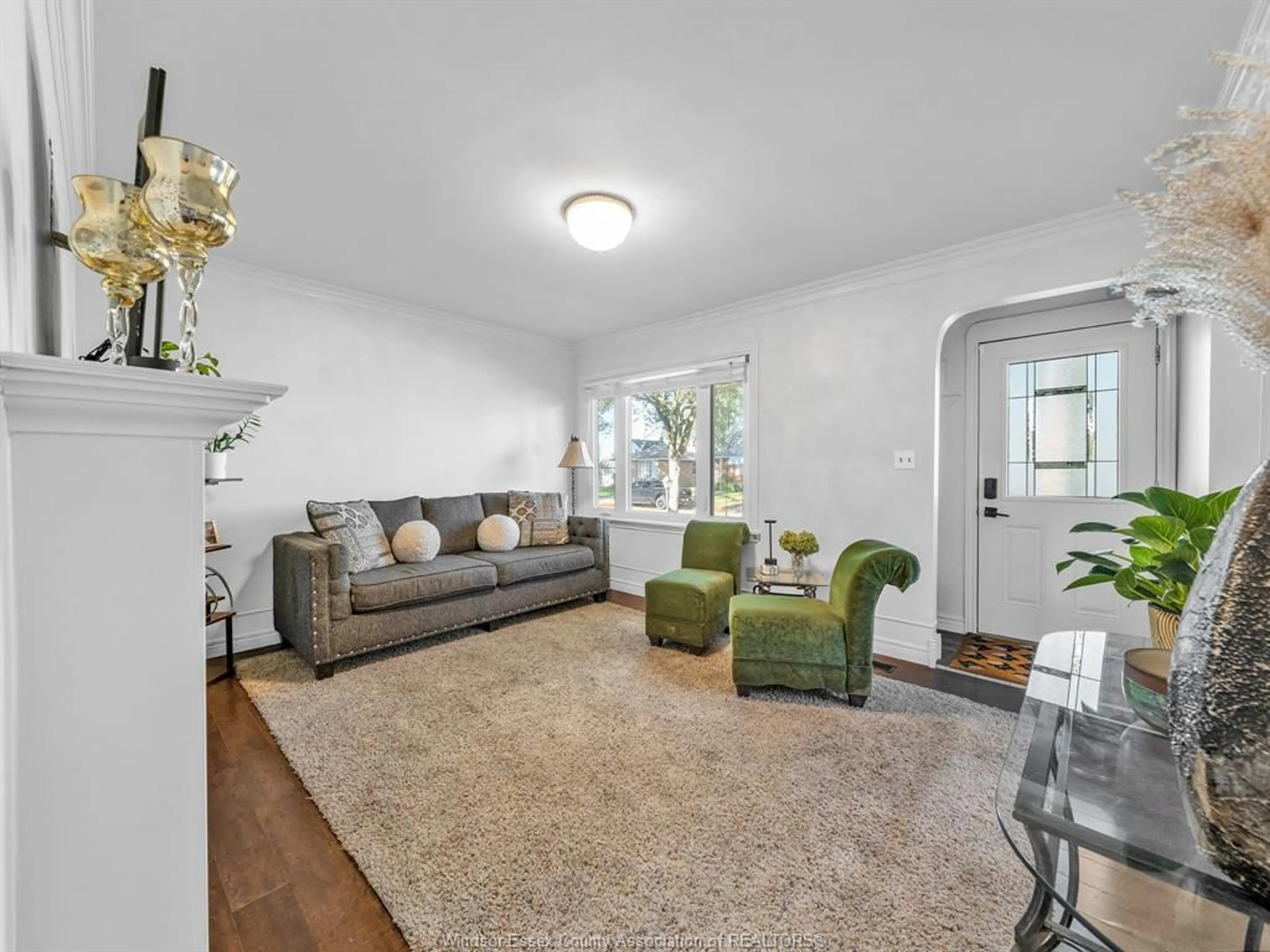 Living room with furniture, carpet floor for 1085 FORD Blvd, Windsor Ontario N8S 2G2