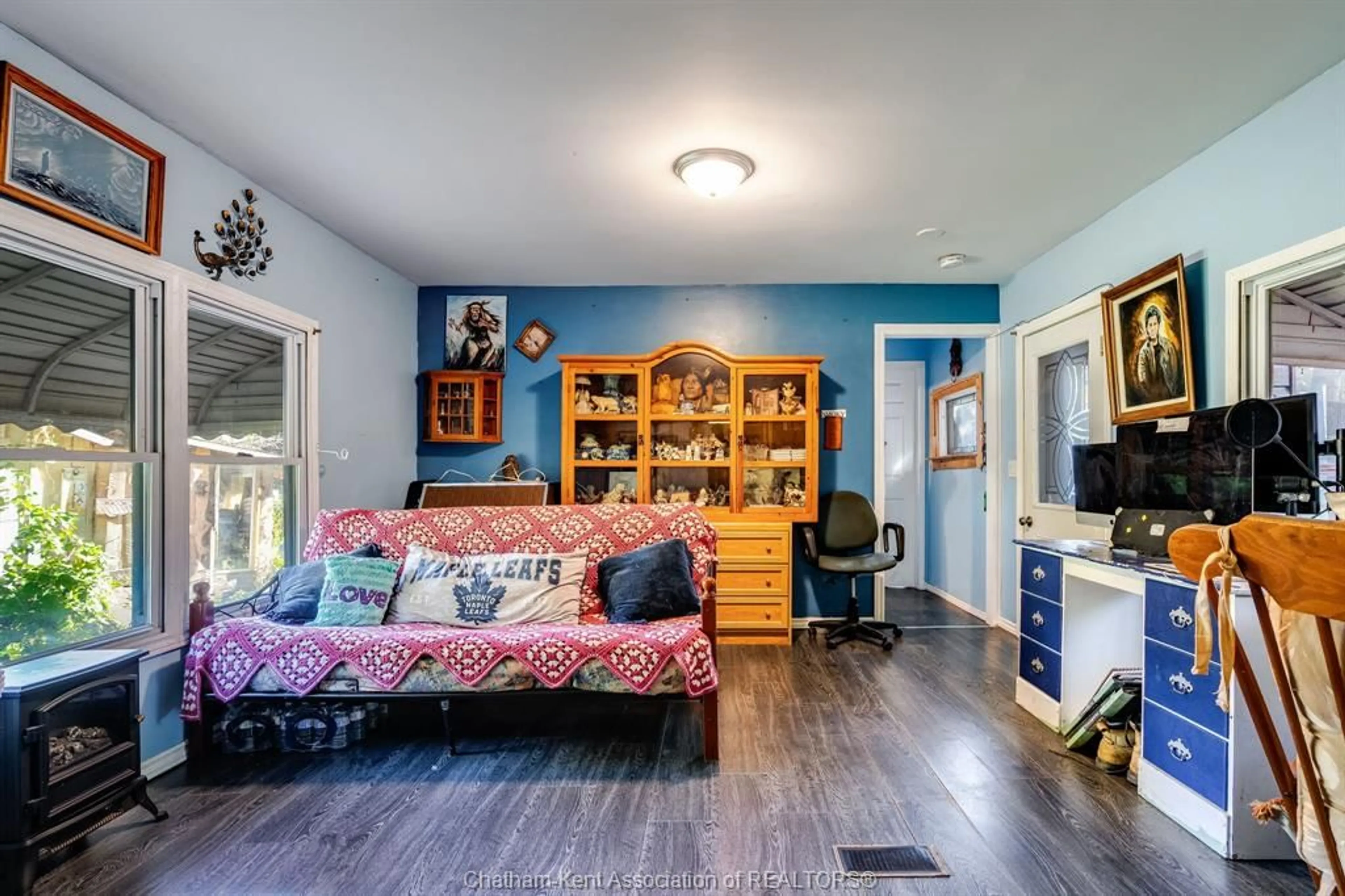 Living room with furniture, wood/laminate floor for 29338 Jane Rd #52, Thamesville Ontario N0P 2K0