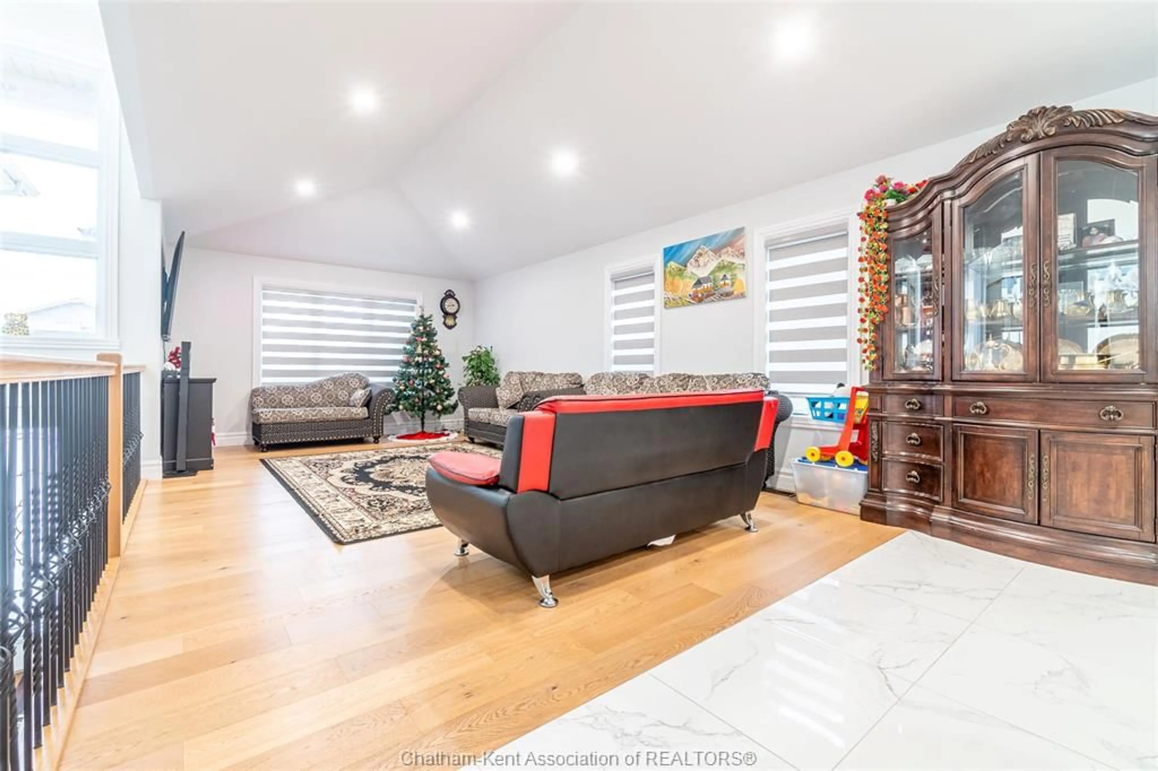 Living room with furniture, wood/laminate floor for 44 Peachtree Lane, Chatham Ontario N7L 0B3