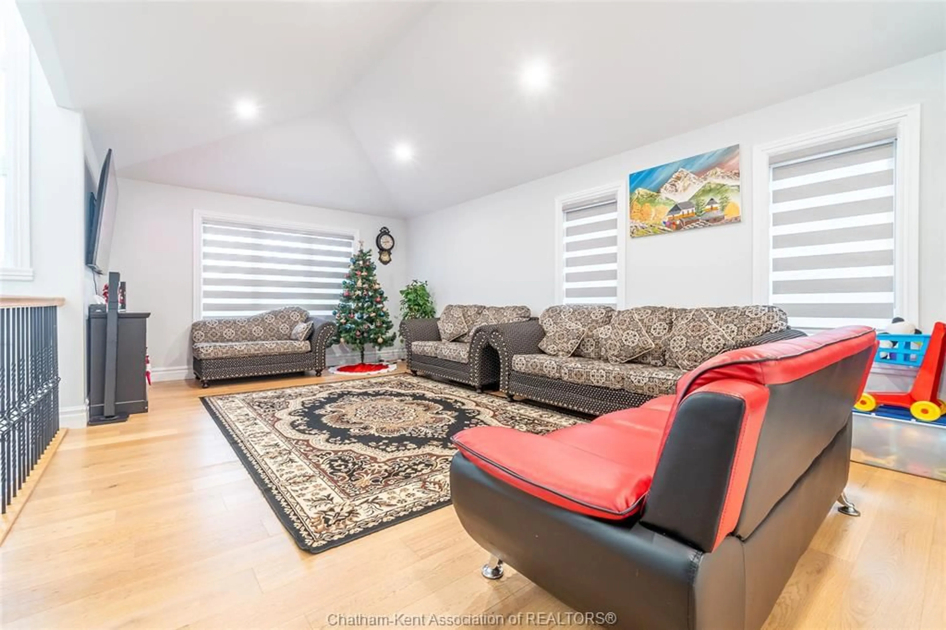 Living room with furniture, unknown for 44 Peachtree Lane, Chatham Ontario N7L 0B3