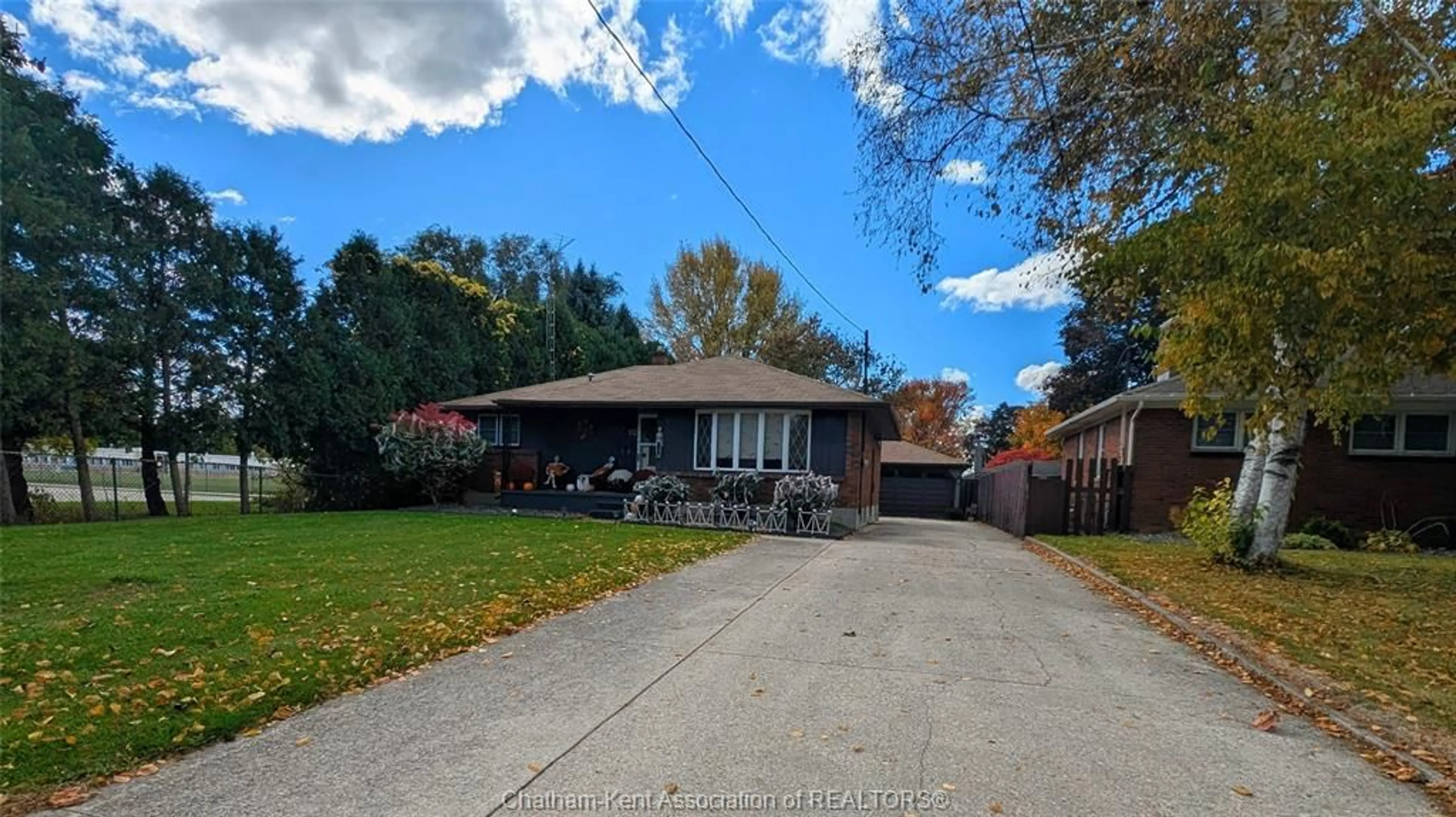 A pic from outside/outdoor area/front of a property/back of a property/a pic from drone, street for 112 Churchill St, Chatham Ontario N7L 3T5