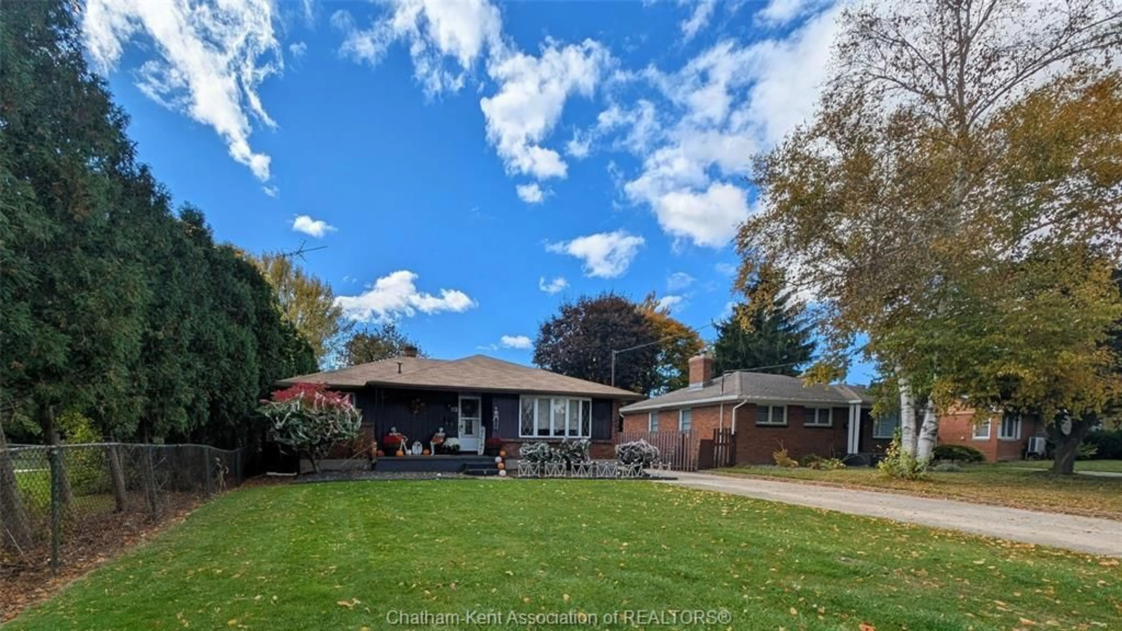 A pic from outside/outdoor area/front of a property/back of a property/a pic from drone, unknown for 112 Churchill St, Chatham Ontario N7L 3T5