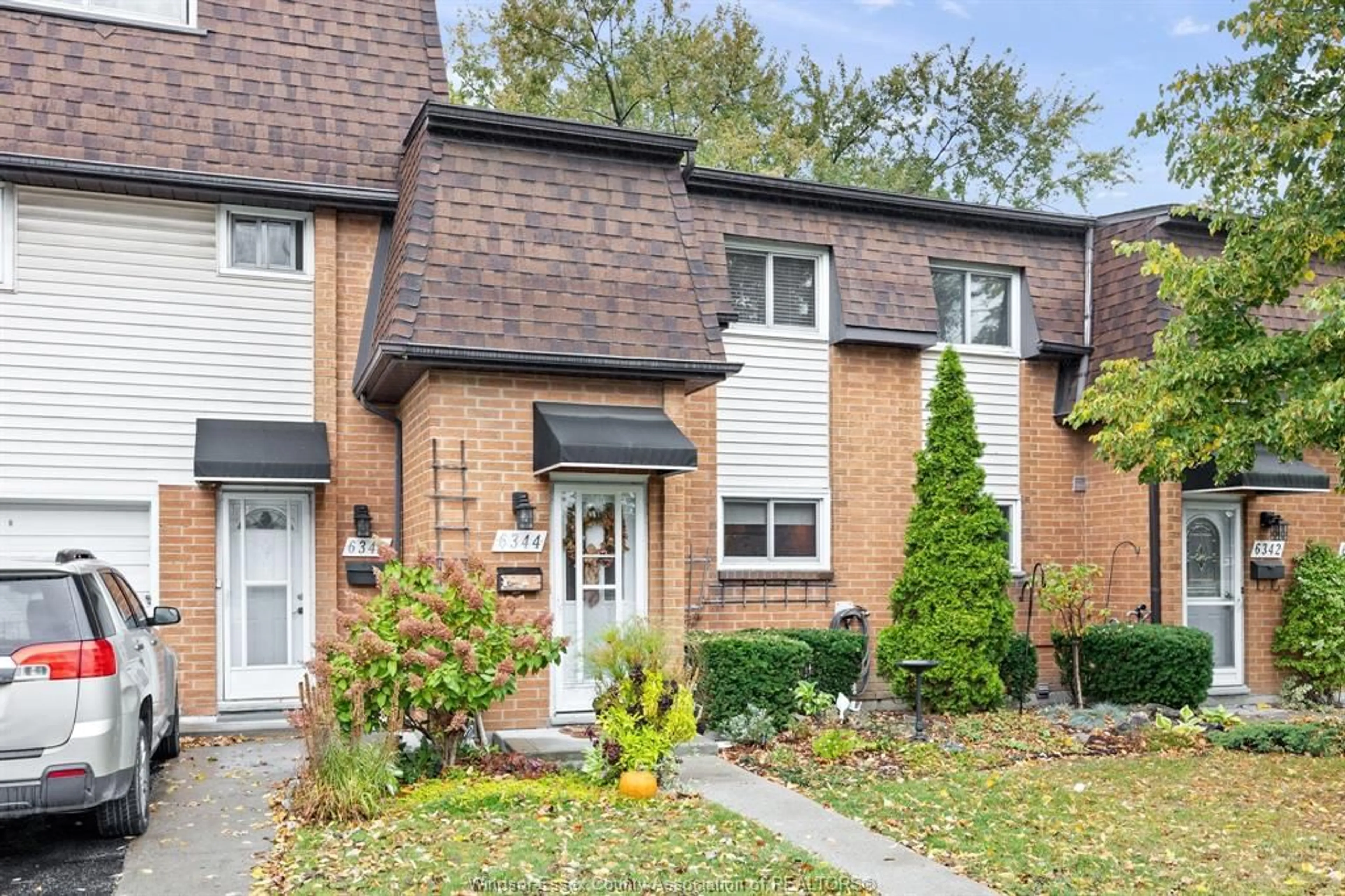 Home with vinyl exterior material, street for 6344 THORNBERRY, Windsor Ontario N8T 3A2