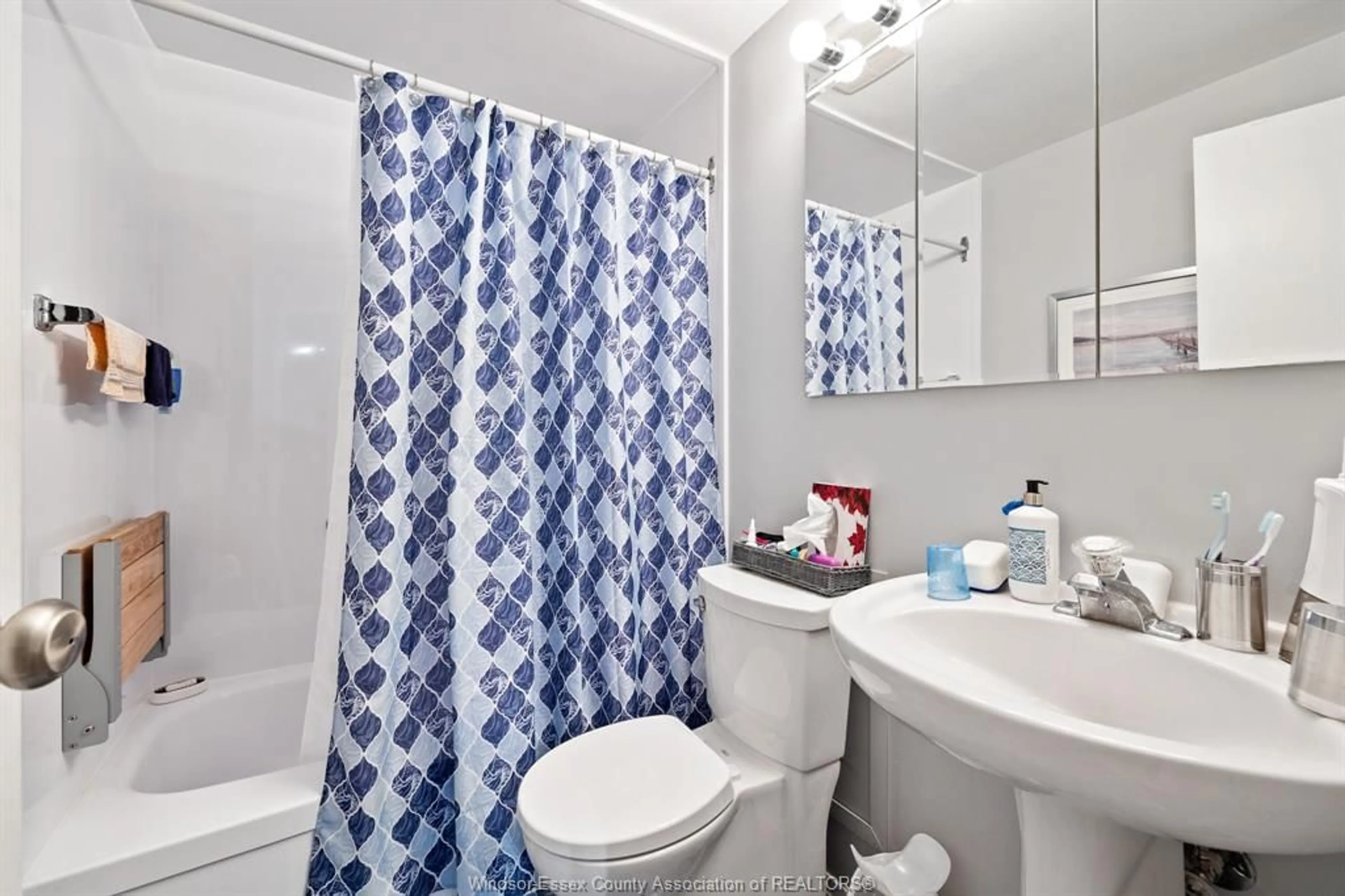 Standard bathroom, unknown for 6344 THORNBERRY, Windsor Ontario N8T 3A2