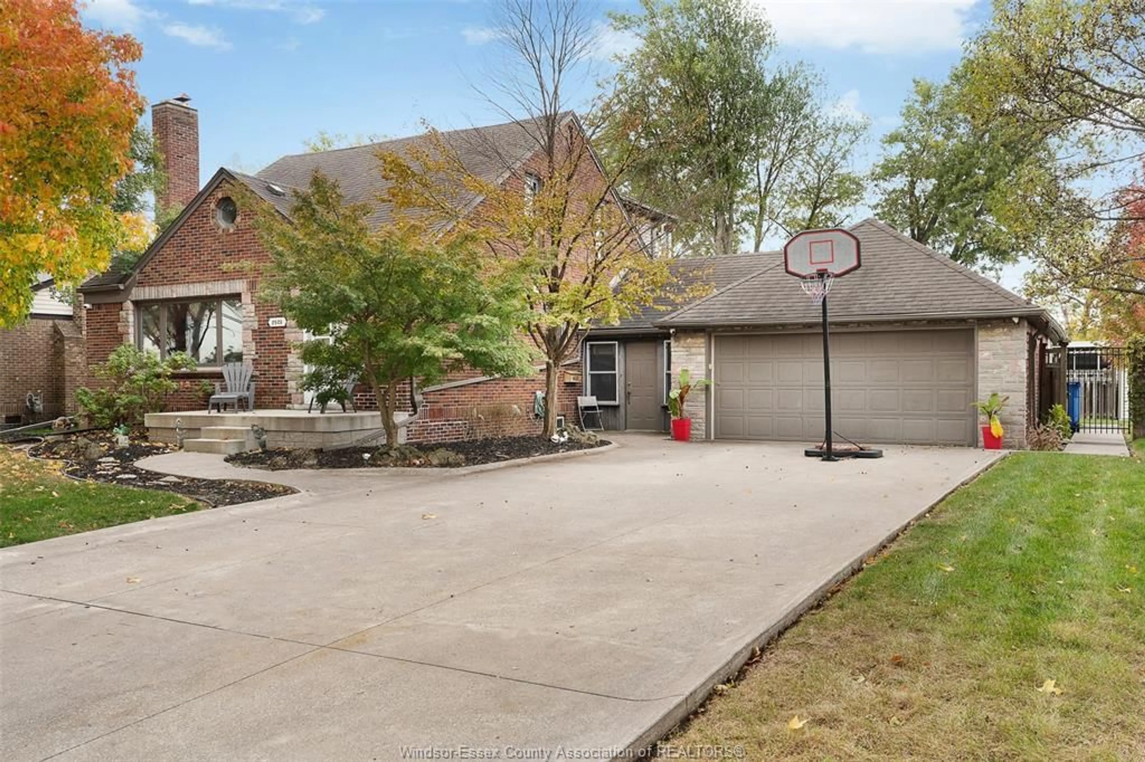 A pic from outside/outdoor area/front of a property/back of a property/a pic from drone, street for 2925 ALEXANDRA Ave, Windsor Ontario N9E 2J8