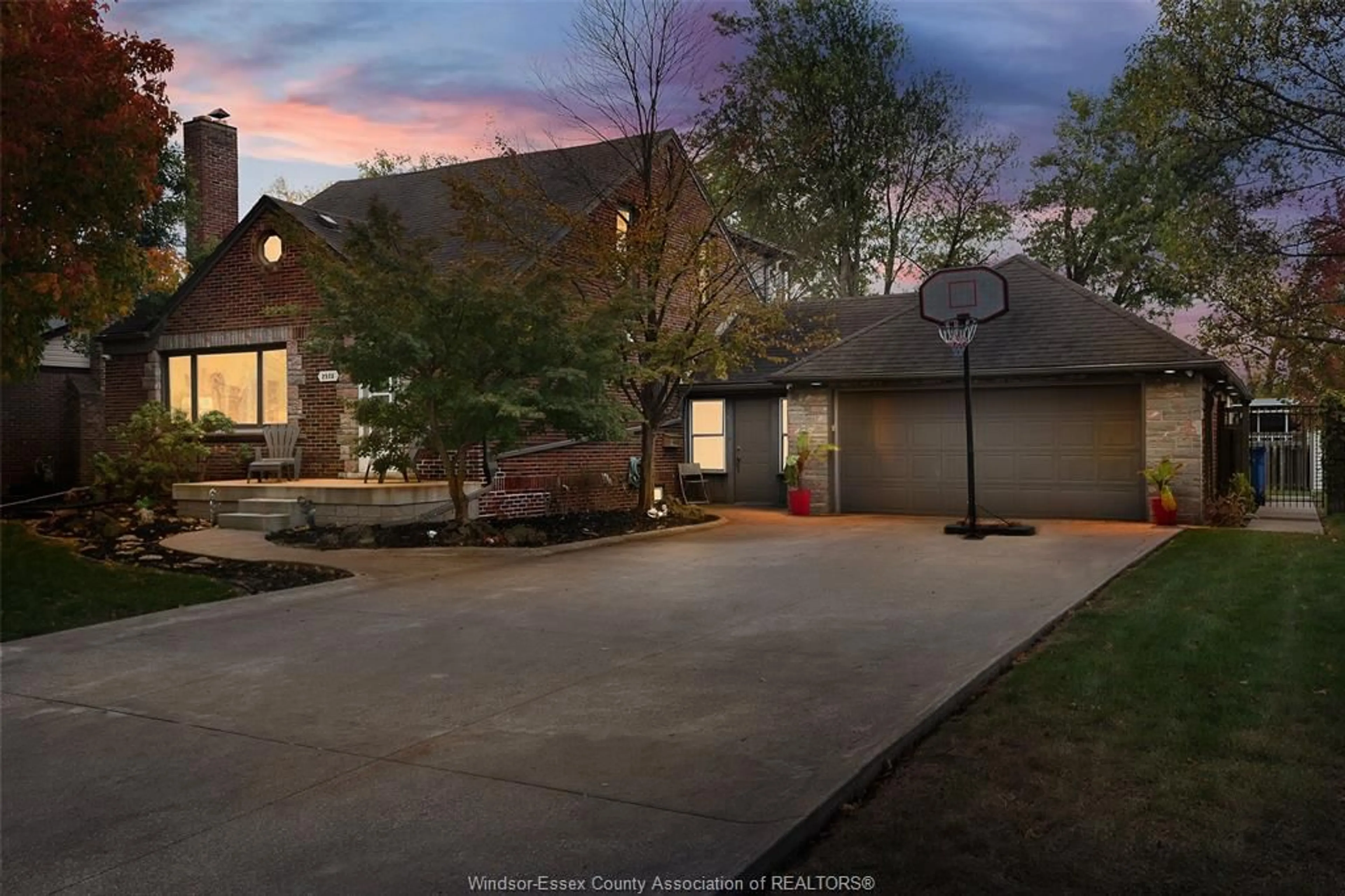 A pic from outside/outdoor area/front of a property/back of a property/a pic from drone, street for 2925 ALEXANDRA Ave, Windsor Ontario N9E 2J8