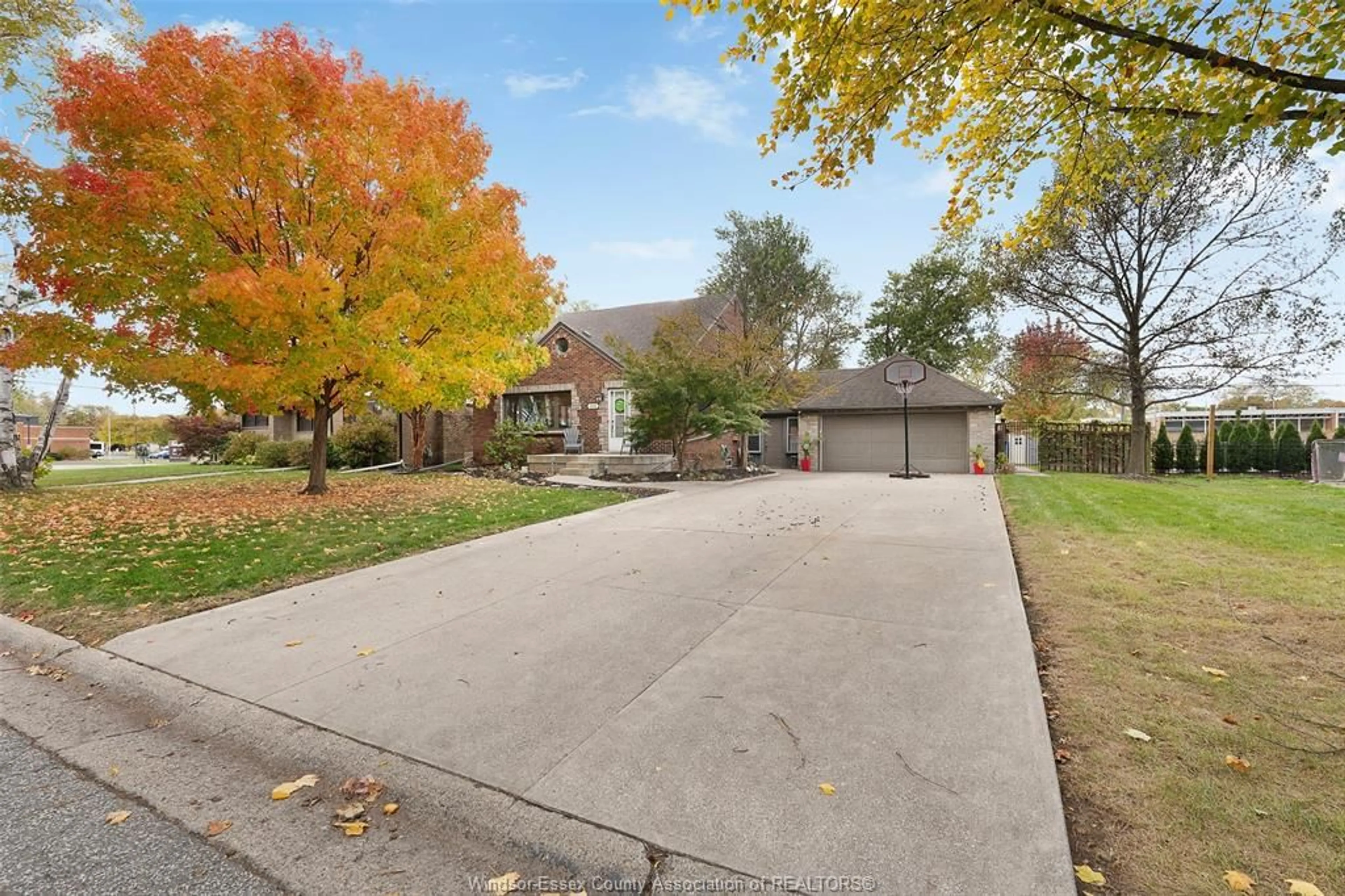 A pic from outside/outdoor area/front of a property/back of a property/a pic from drone, street for 2925 ALEXANDRA Ave, Windsor Ontario N9E 2J8