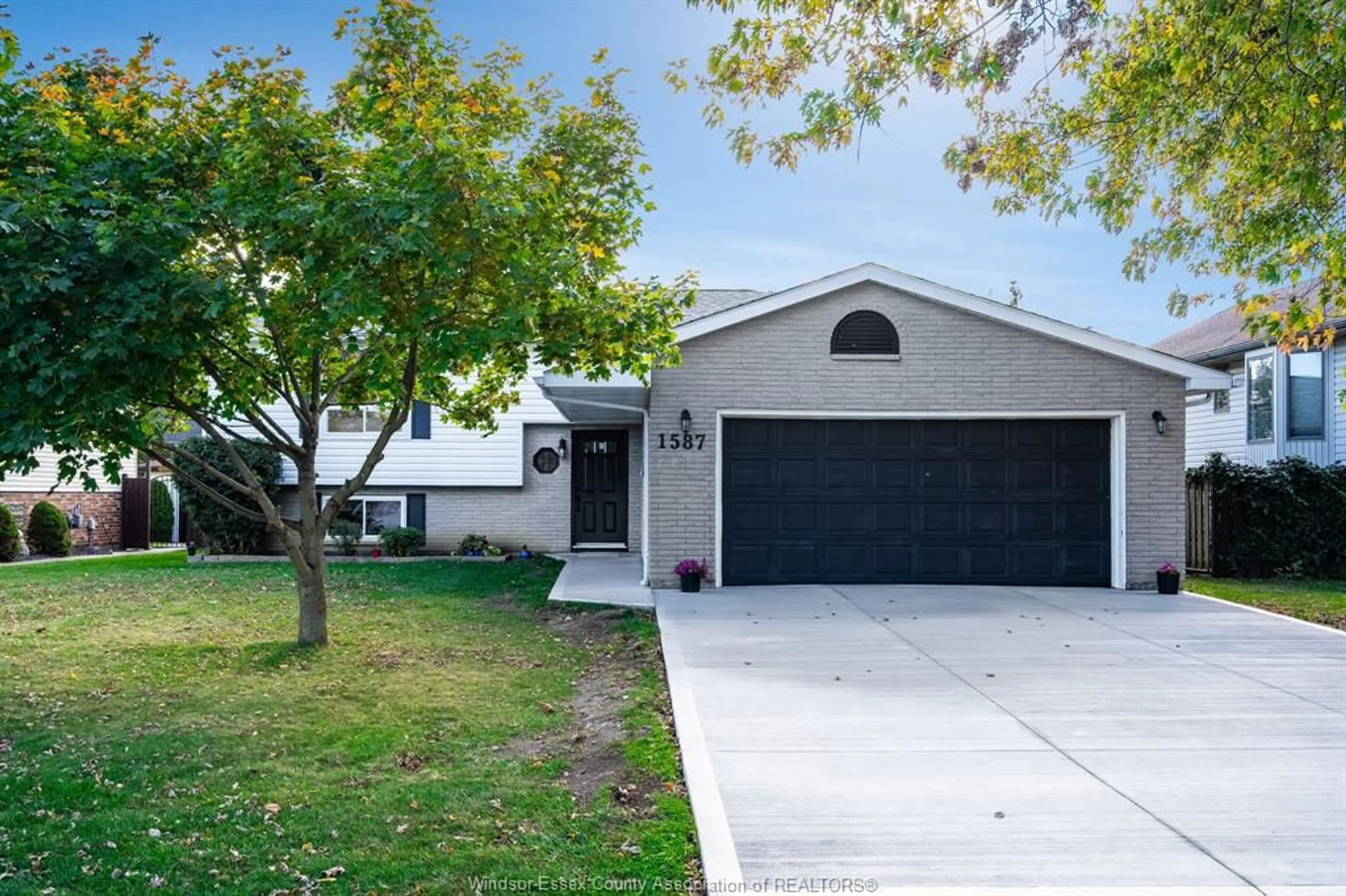 Home with vinyl exterior material, street for 1587 Oakwood, Lakeshore Ontario N8L 1C8