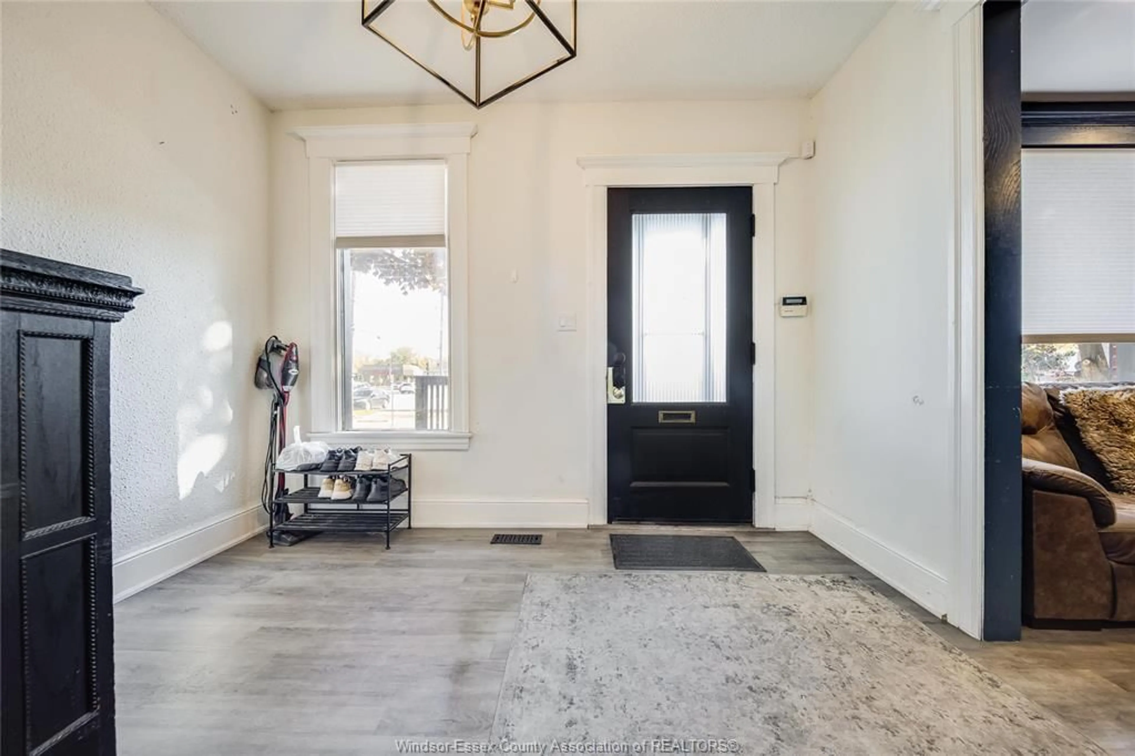 Indoor entryway for 560 CHATHAM St, Windsor Ontario N9A 5N2