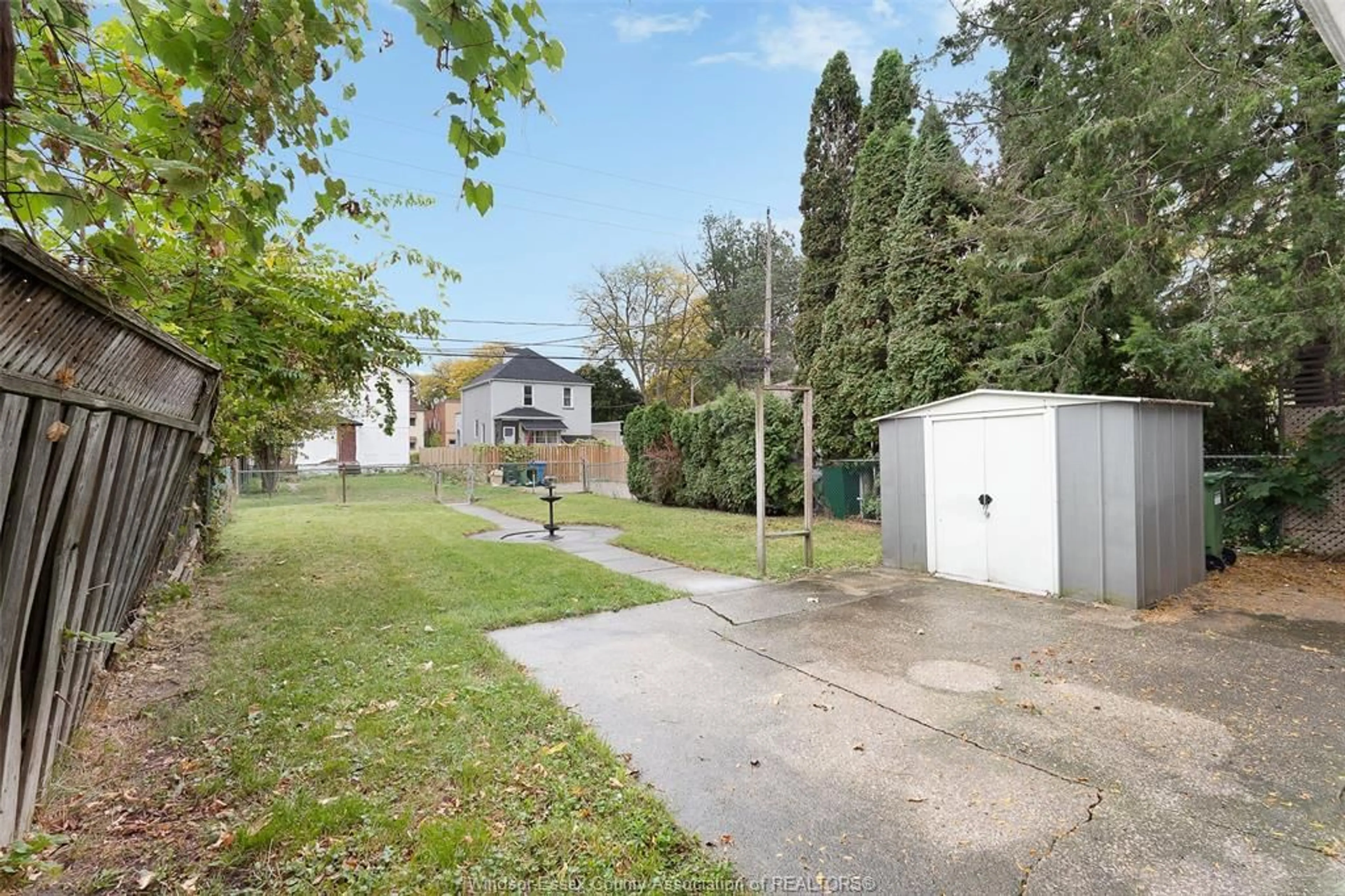 A pic from outside/outdoor area/front of a property/back of a property/a pic from drone, street for 886 GLADSTONE Ave, Windsor Ontario N9A 2R4