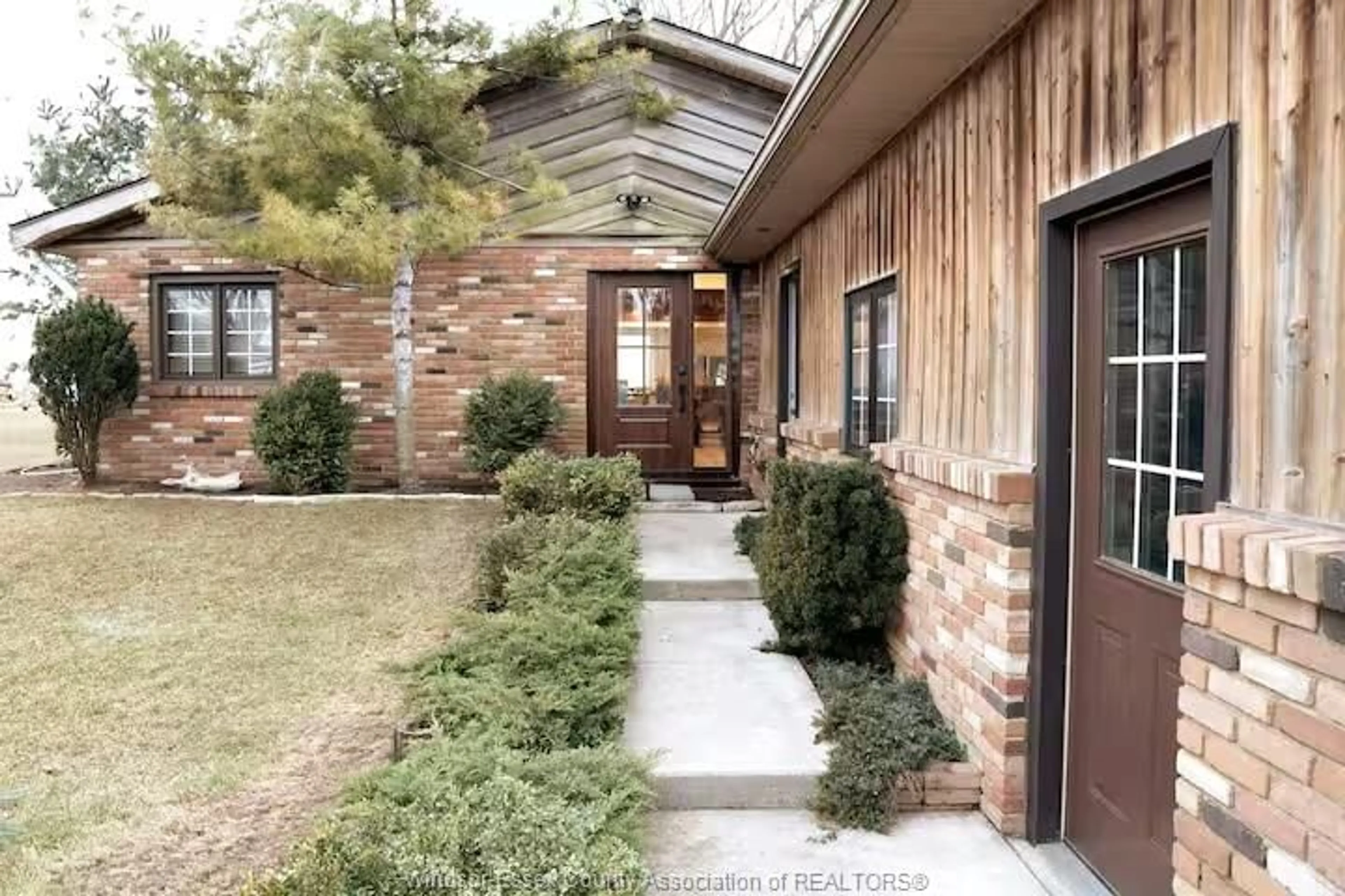 Home with brick exterior material, street for 850 POINT PELEE DRIVE Dr, Leamington Ontario N8H 3V4