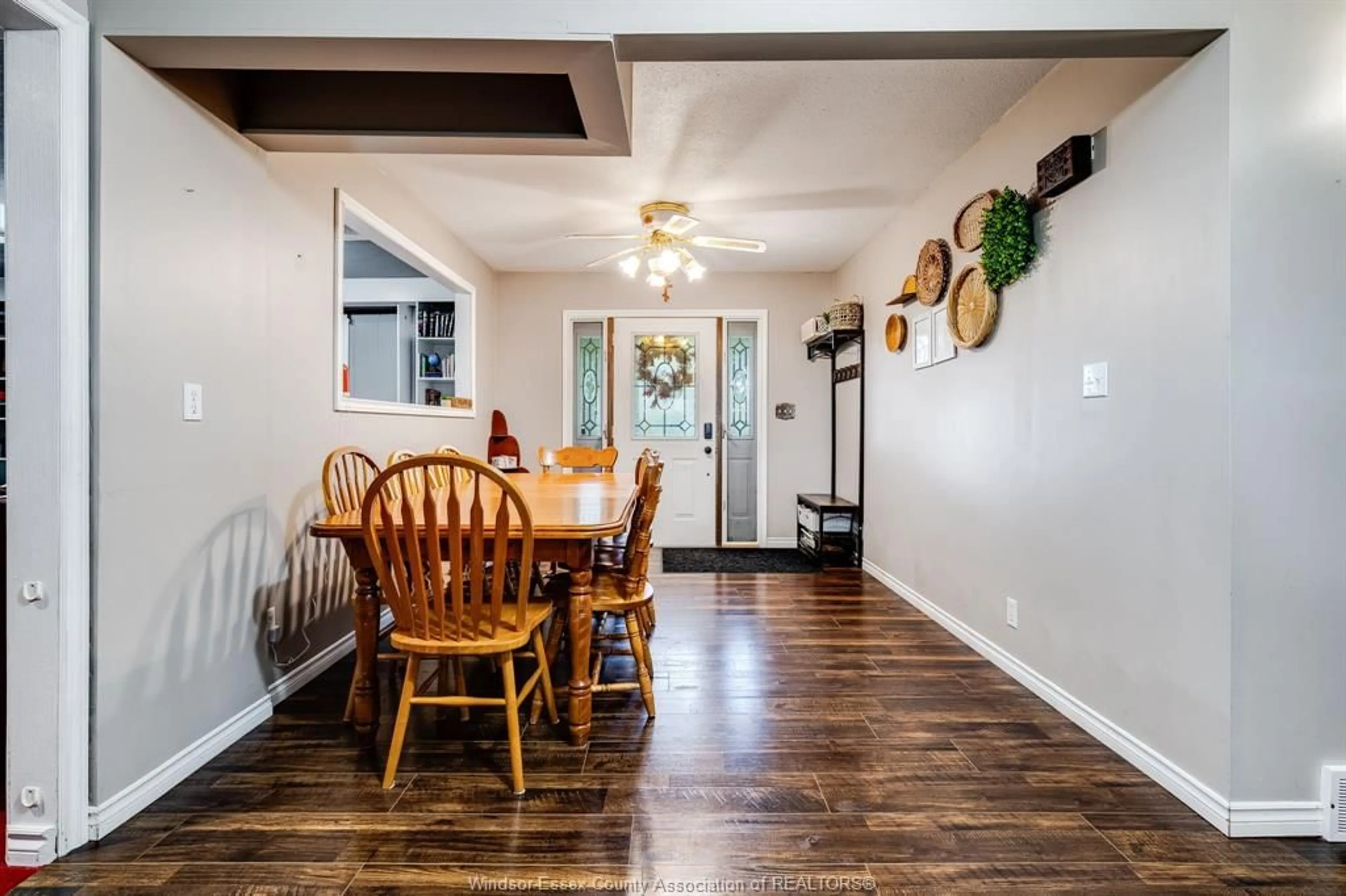 Dining room, wood/laminate floor for 987 Talbot Trail, Wheatley Ontario N0P 2P0