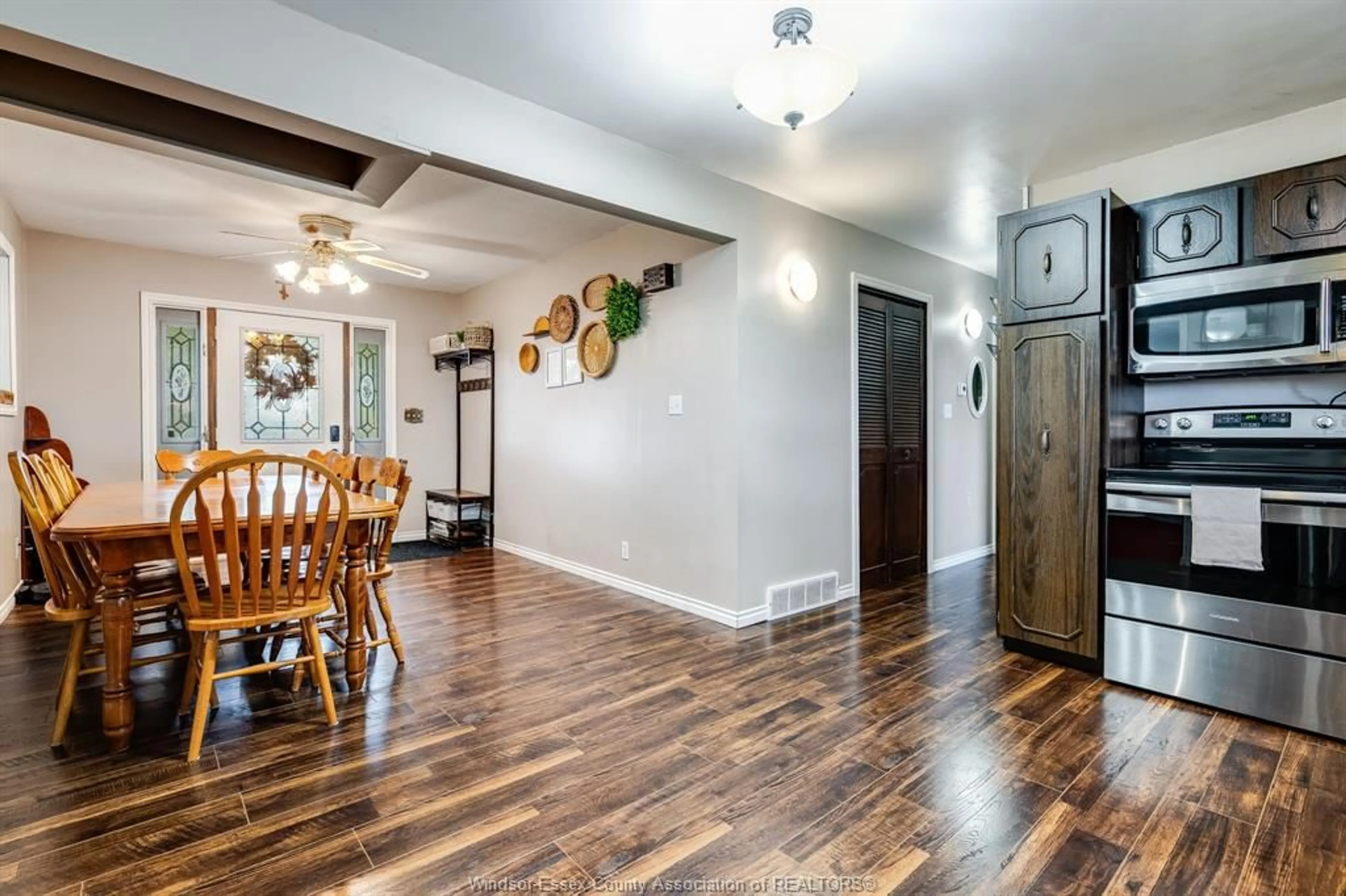 Indoor entryway for 987 Talbot Trail, Wheatley Ontario N0P 2P0