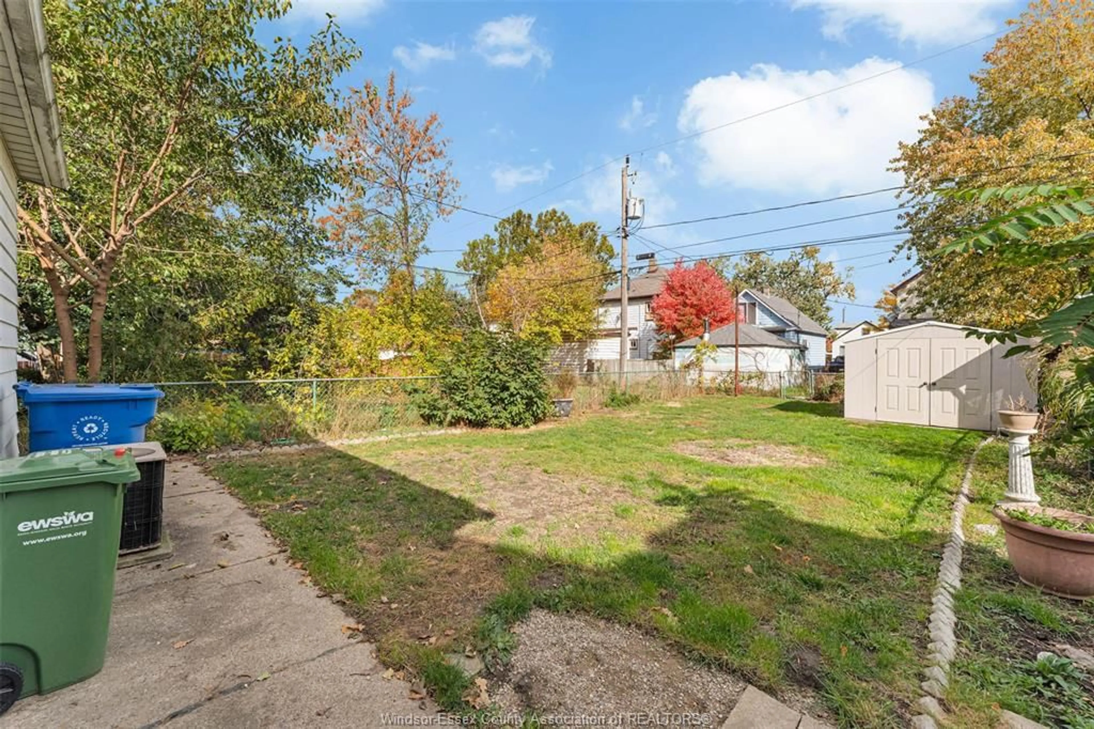 A pic from outside/outdoor area/front of a property/back of a property/a pic from drone, street for 1208 ALBERT Rd, Windsor Ontario N8Y 3P7