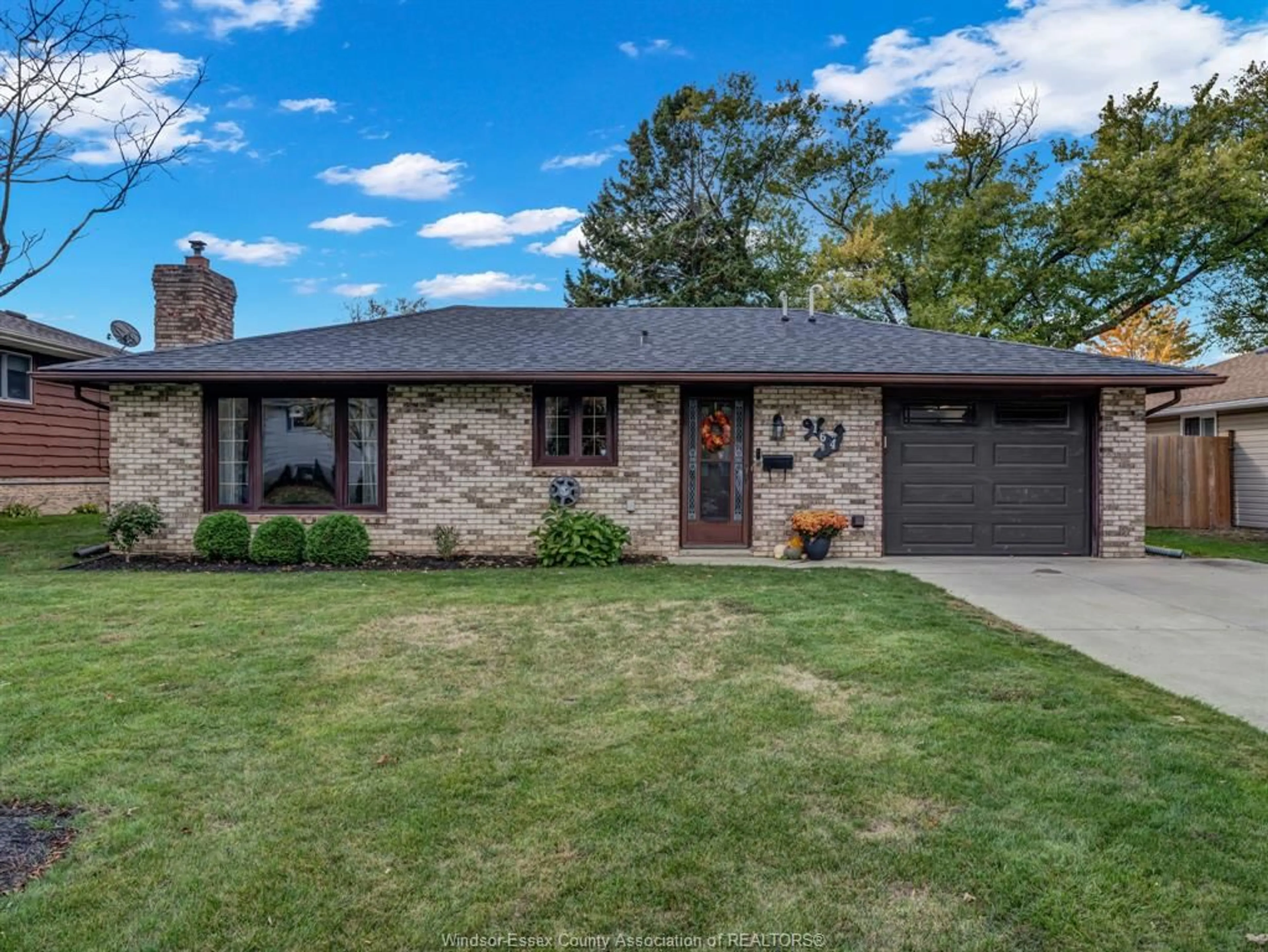 Home with brick exterior material, street for 164 OWENWOOD Dr, Kingsville Ontario N9Y 3J2