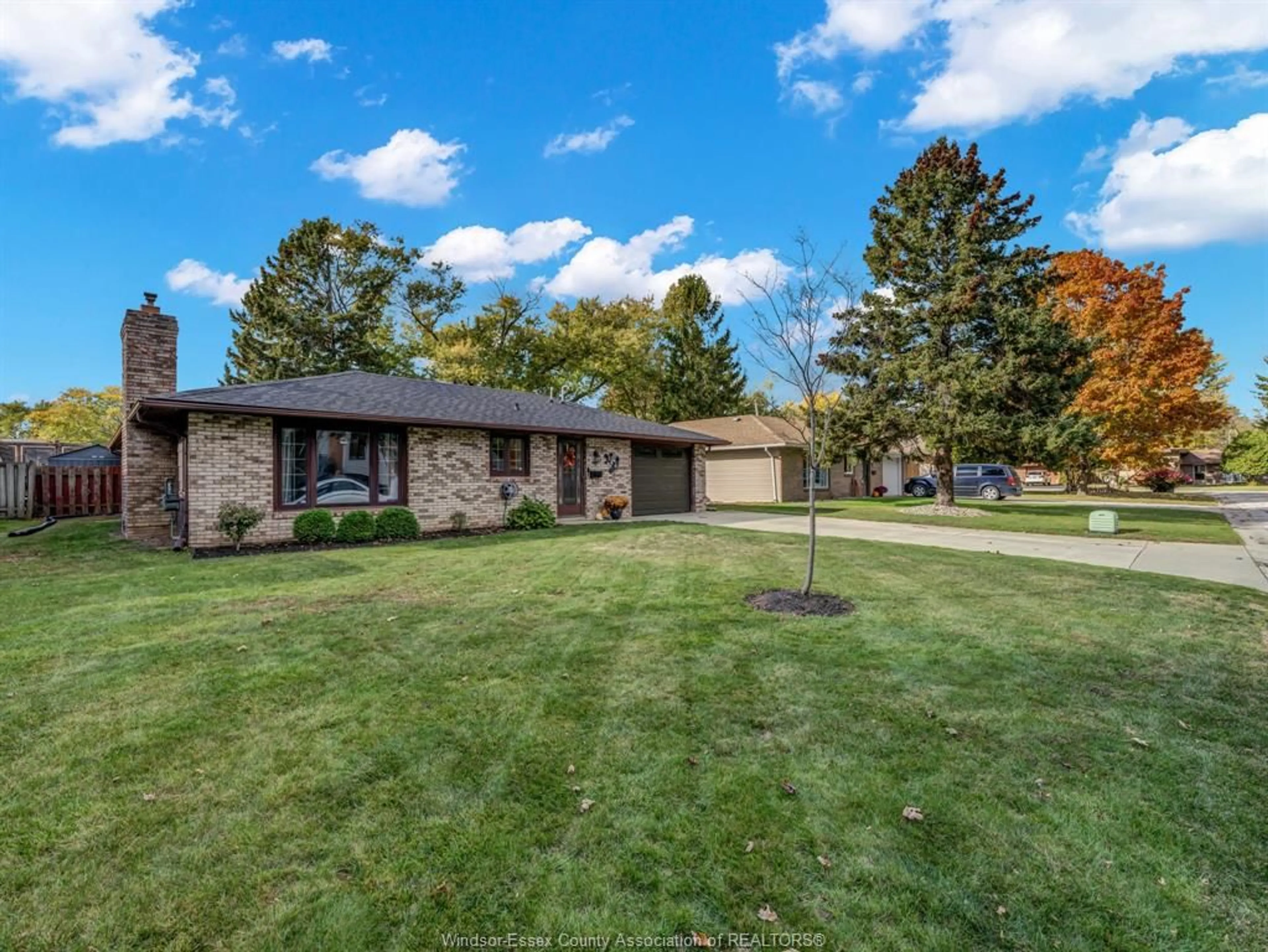 A pic from outside/outdoor area/front of a property/back of a property/a pic from drone, street for 164 OWENWOOD Dr, Kingsville Ontario N9Y 3J2