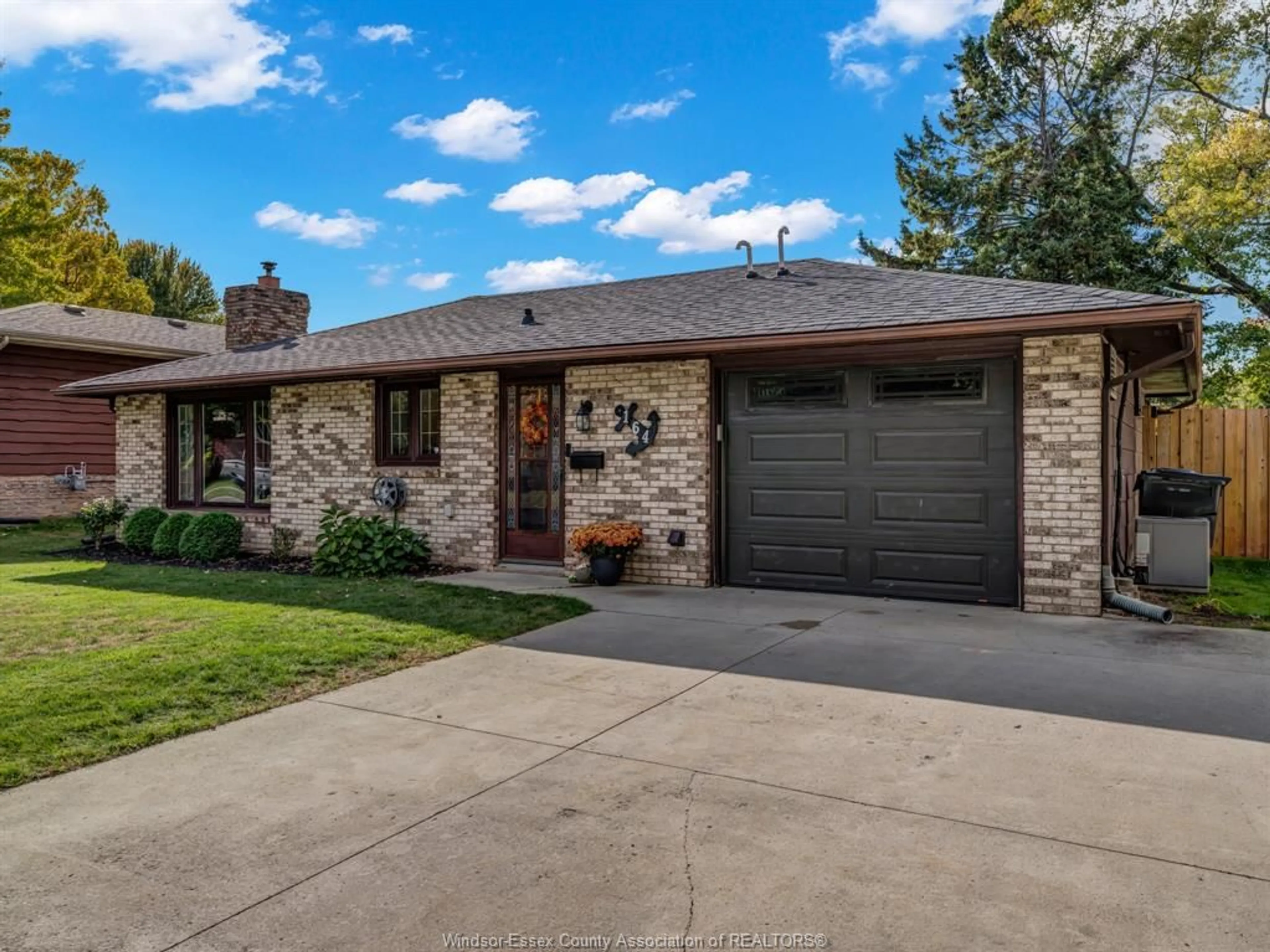 Home with brick exterior material, street for 164 OWENWOOD Dr, Kingsville Ontario N9Y 3J2