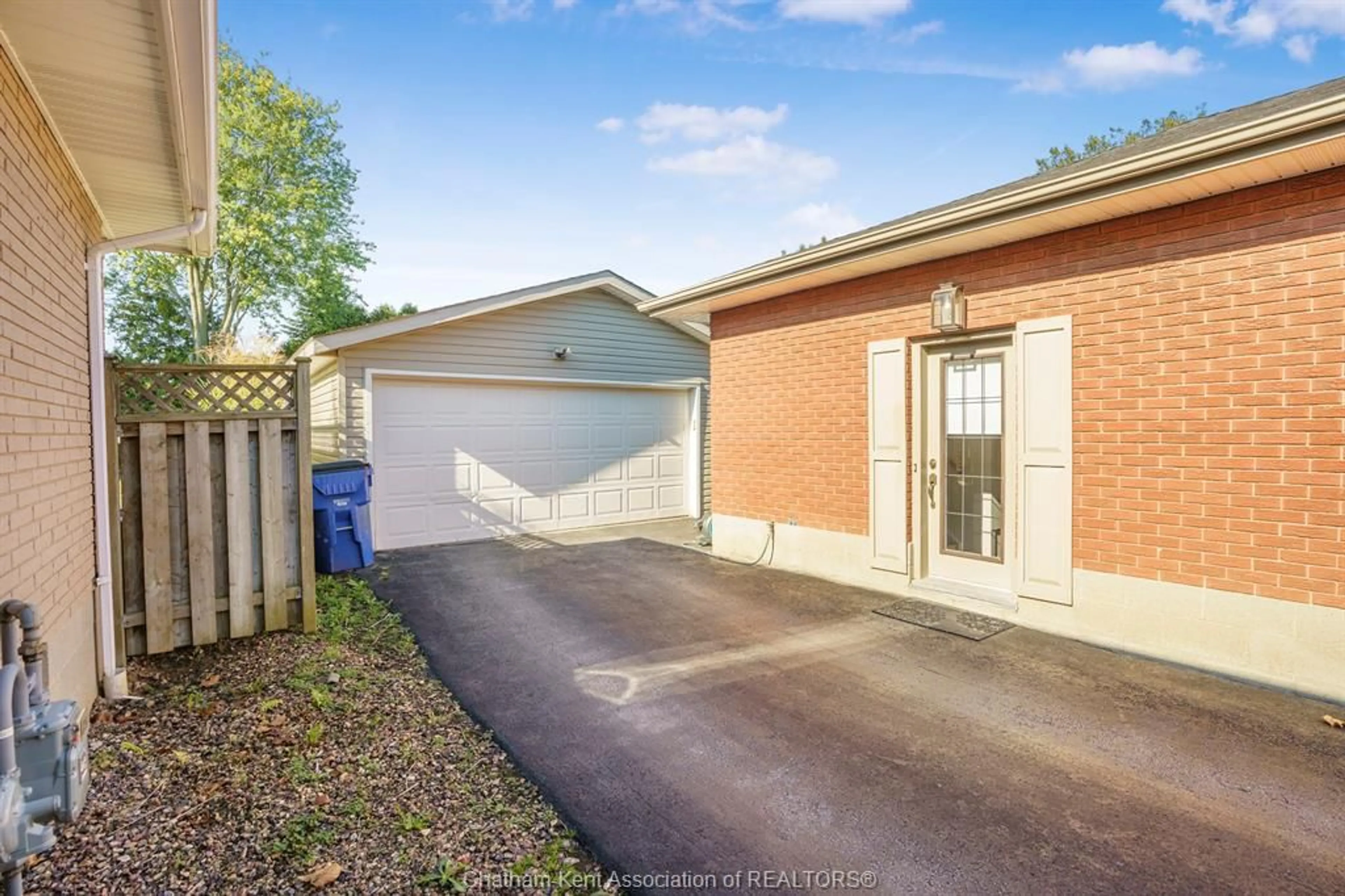 A pic from outside/outdoor area/front of a property/back of a property/a pic from drone, street for 72 Heather Dr, Chatham Ontario N7M 3E8