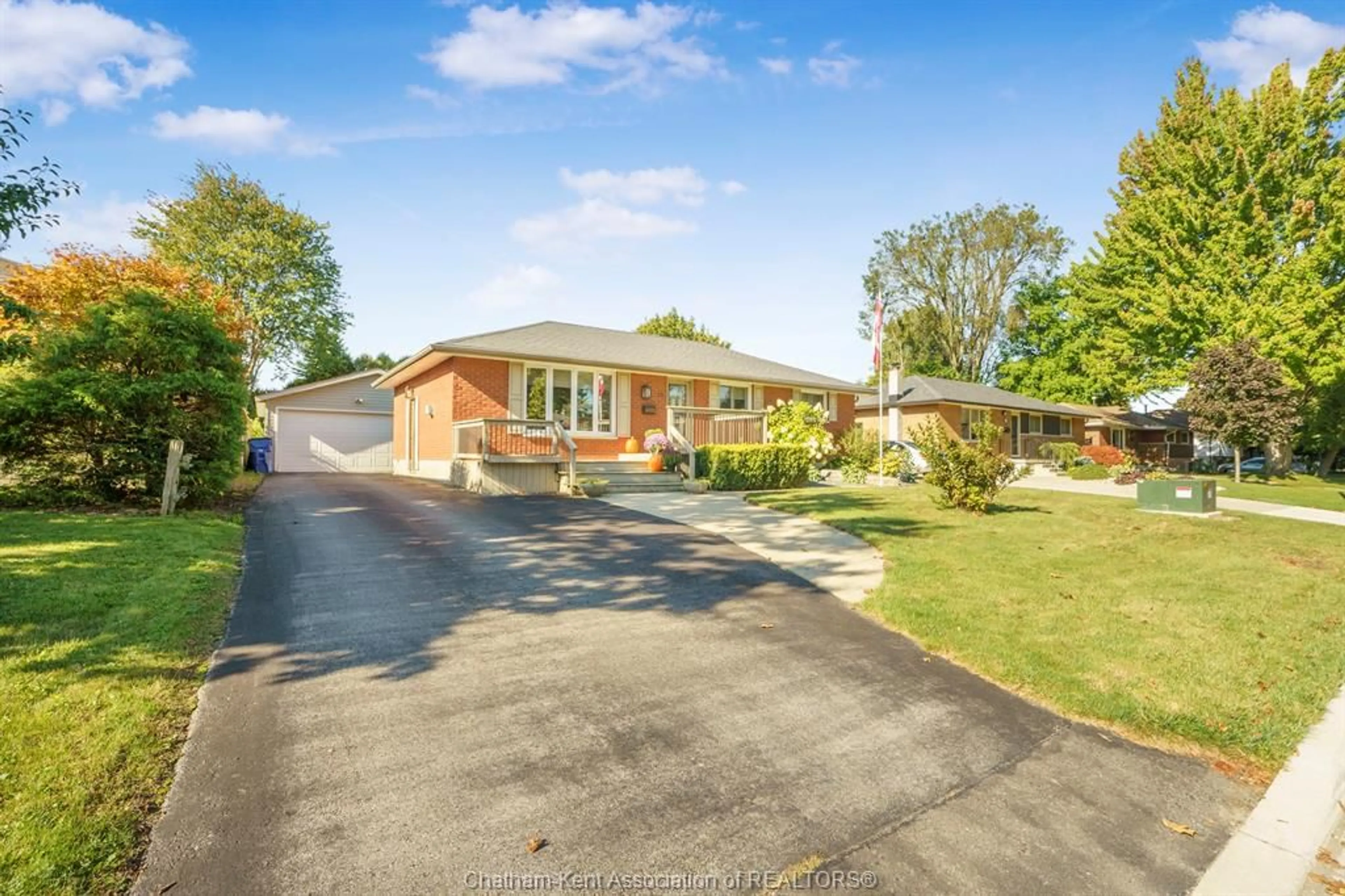 A pic from outside/outdoor area/front of a property/back of a property/a pic from drone, street for 72 Heather Dr, Chatham Ontario N7M 3E8