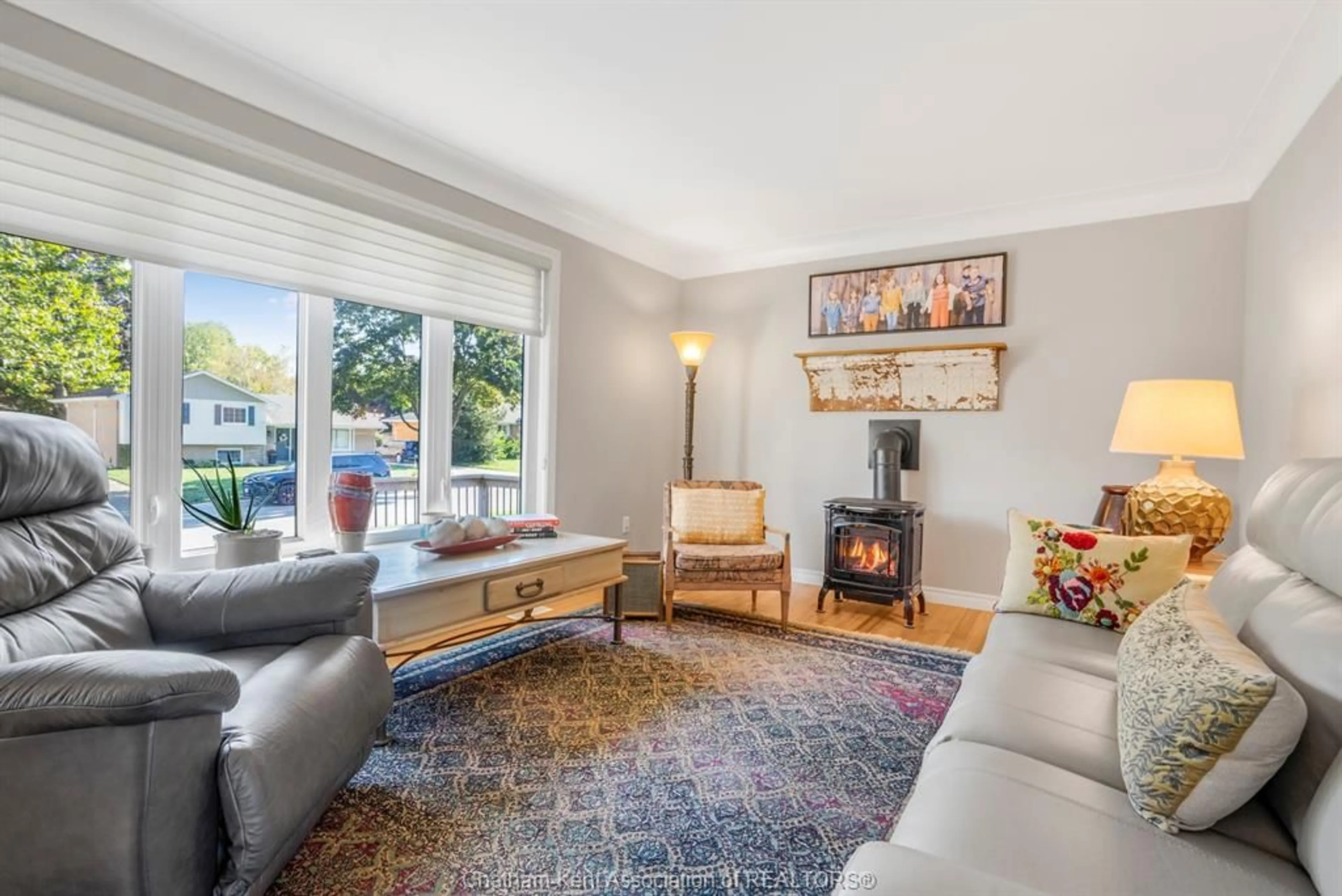 Living room with furniture, unknown for 72 Heather Dr, Chatham Ontario N7M 3E8