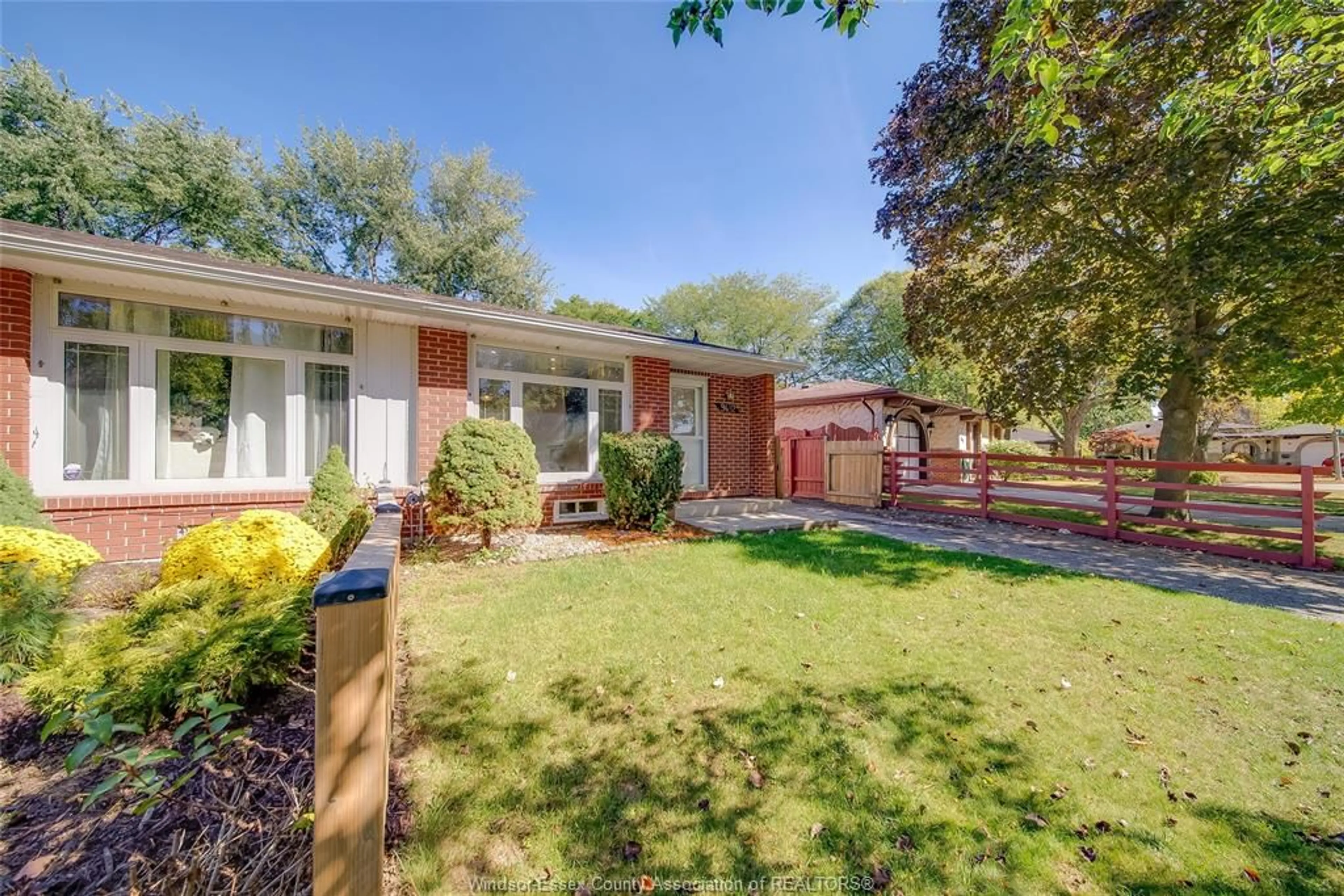 A pic from outside/outdoor area/front of a property/back of a property/a pic from drone, street for 9482 RYERSON, Windsor Ontario N8R 1V5