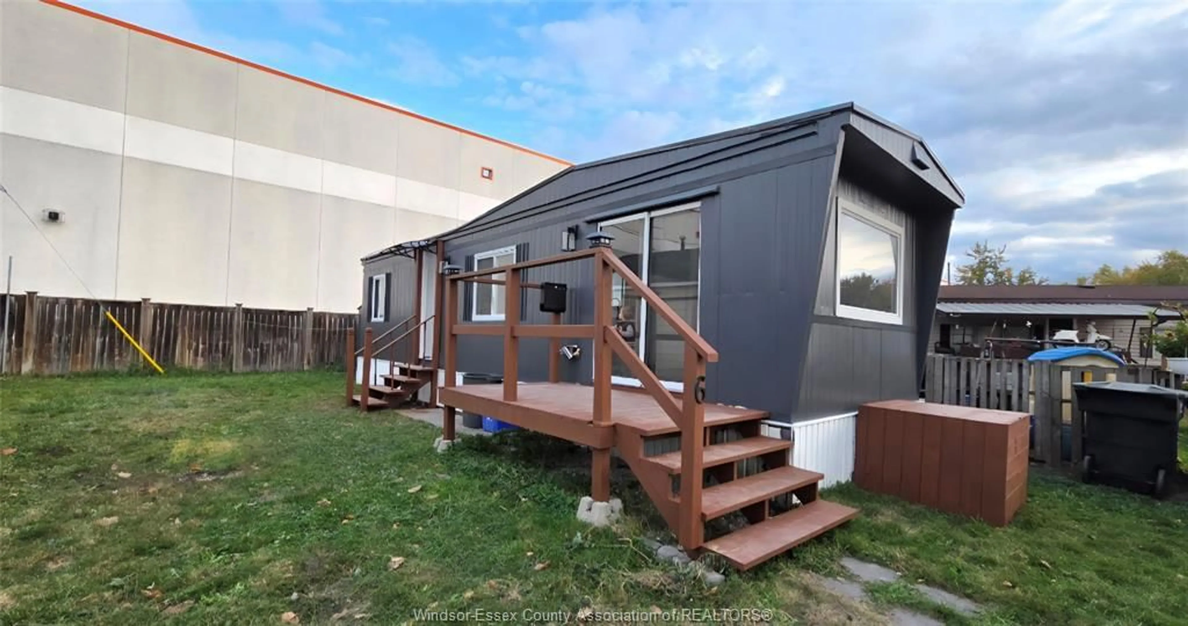 Home with vinyl exterior material, building for 6 BONITA, Windsor Ontario N8W 2B4