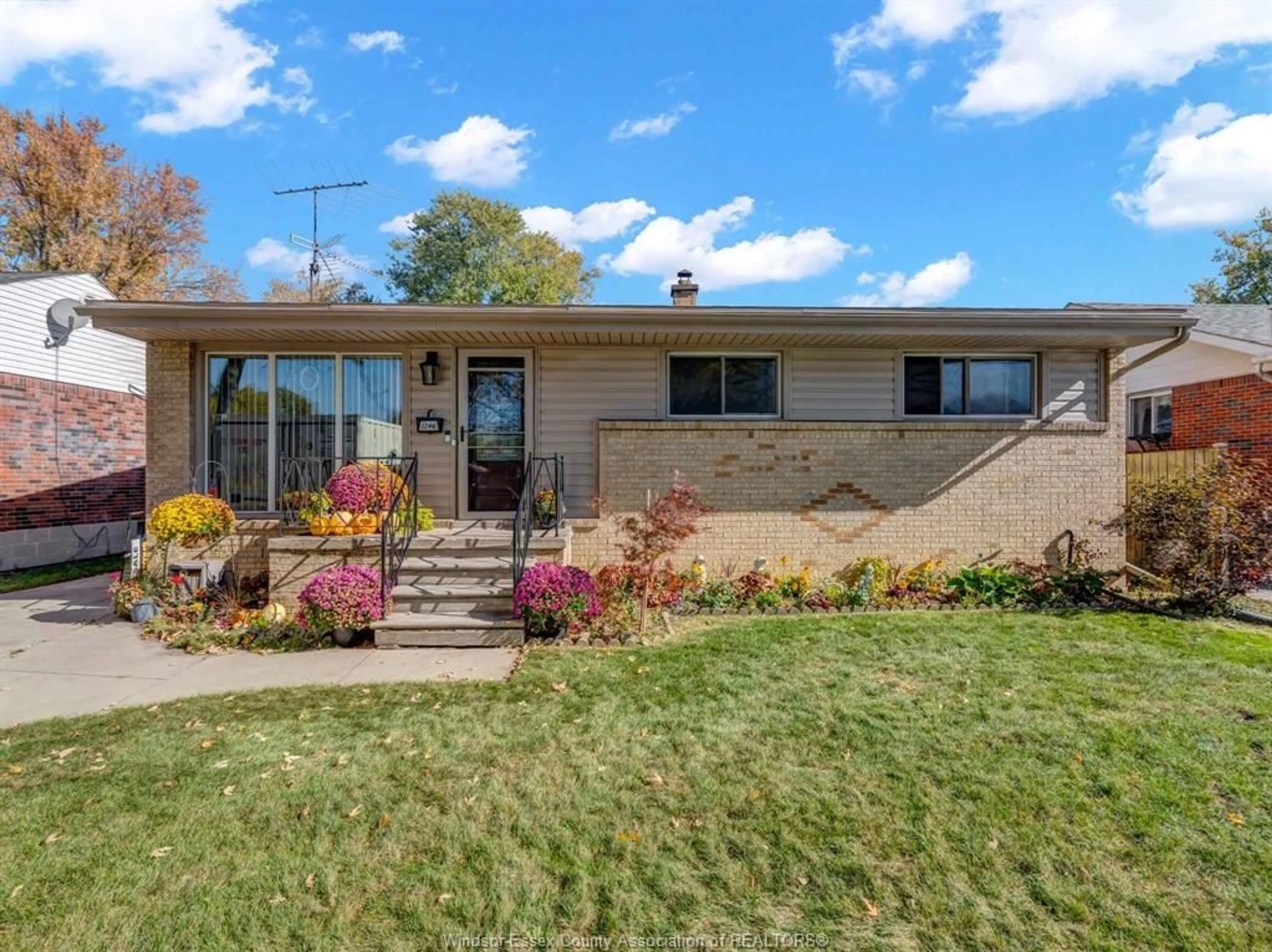 Home with vinyl exterior material, street for 1246 Belleperche, Windsor Ontario N8S 3C5