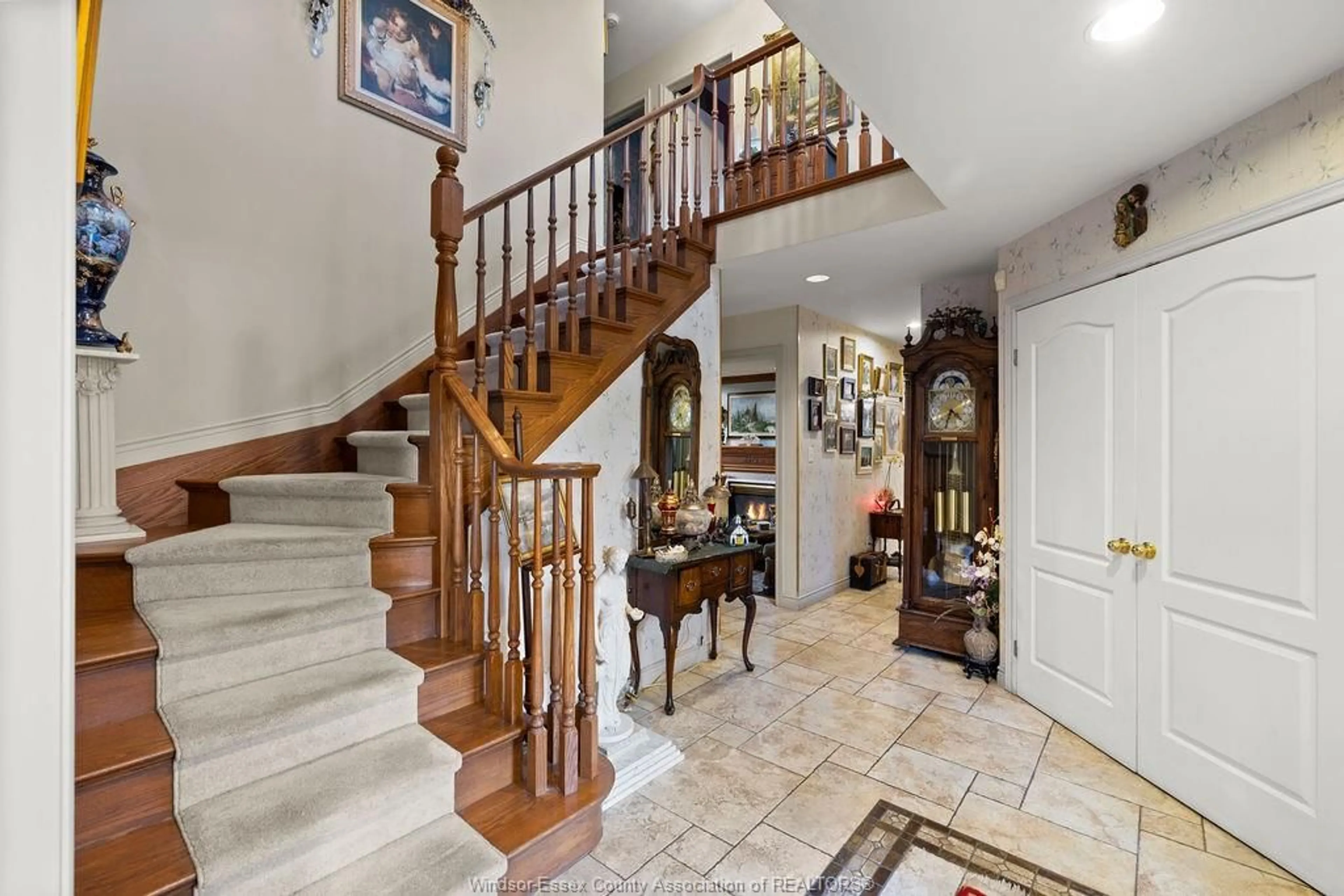 Indoor foyer for 446 CORBETT, Tecumseh Ontario N8N 4T4