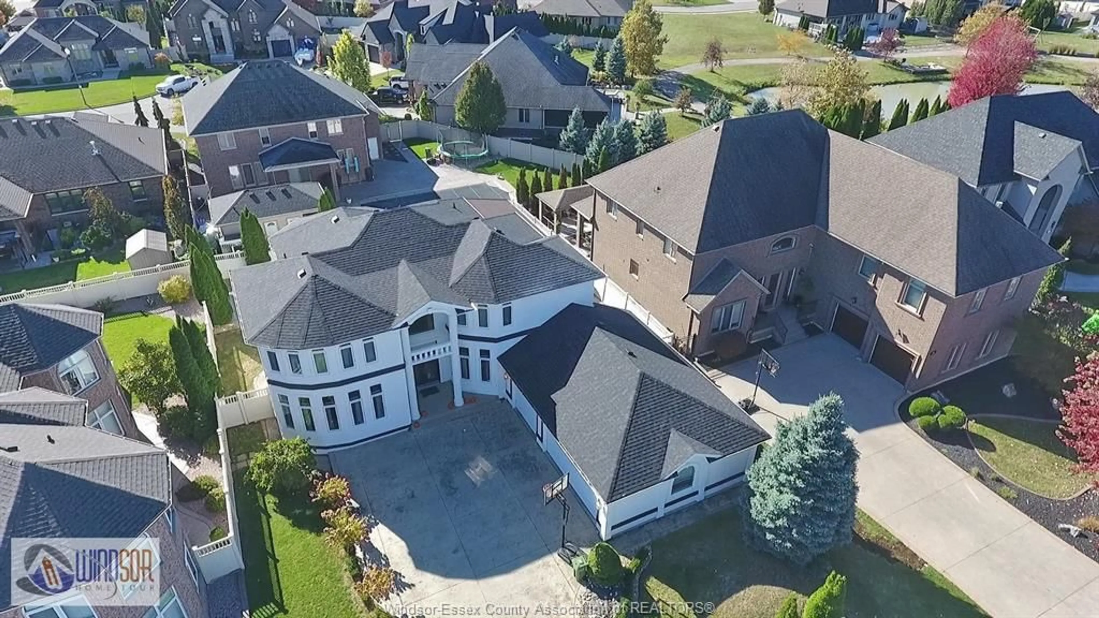 A pic from outside/outdoor area/front of a property/back of a property/a pic from drone, street for 500 CLYDESDALE Crt, Lakeshore Ontario N8L 0A1