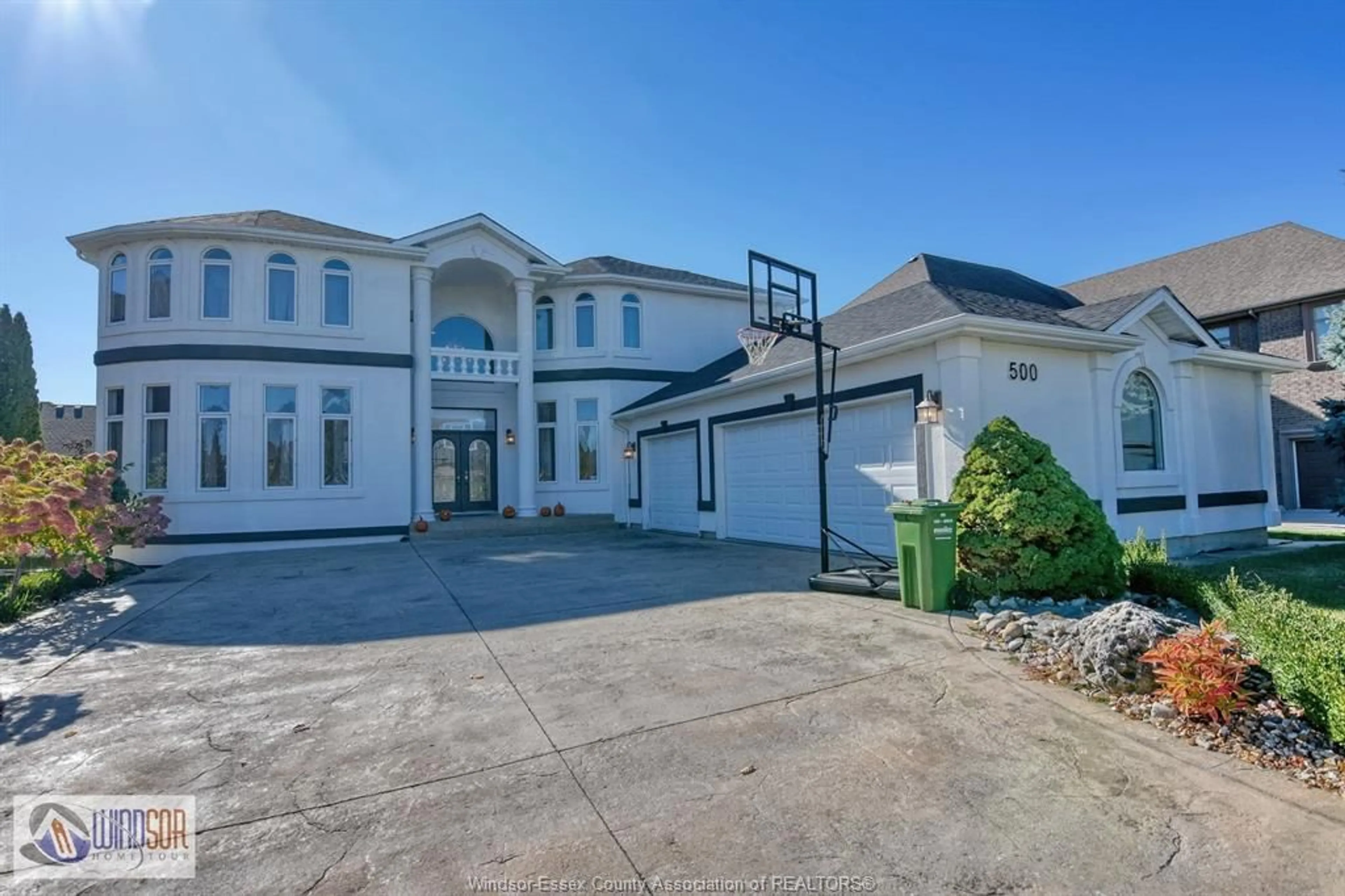 A pic from outside/outdoor area/front of a property/back of a property/a pic from drone, street for 500 CLYDESDALE Crt, Lakeshore Ontario N8L 0A1