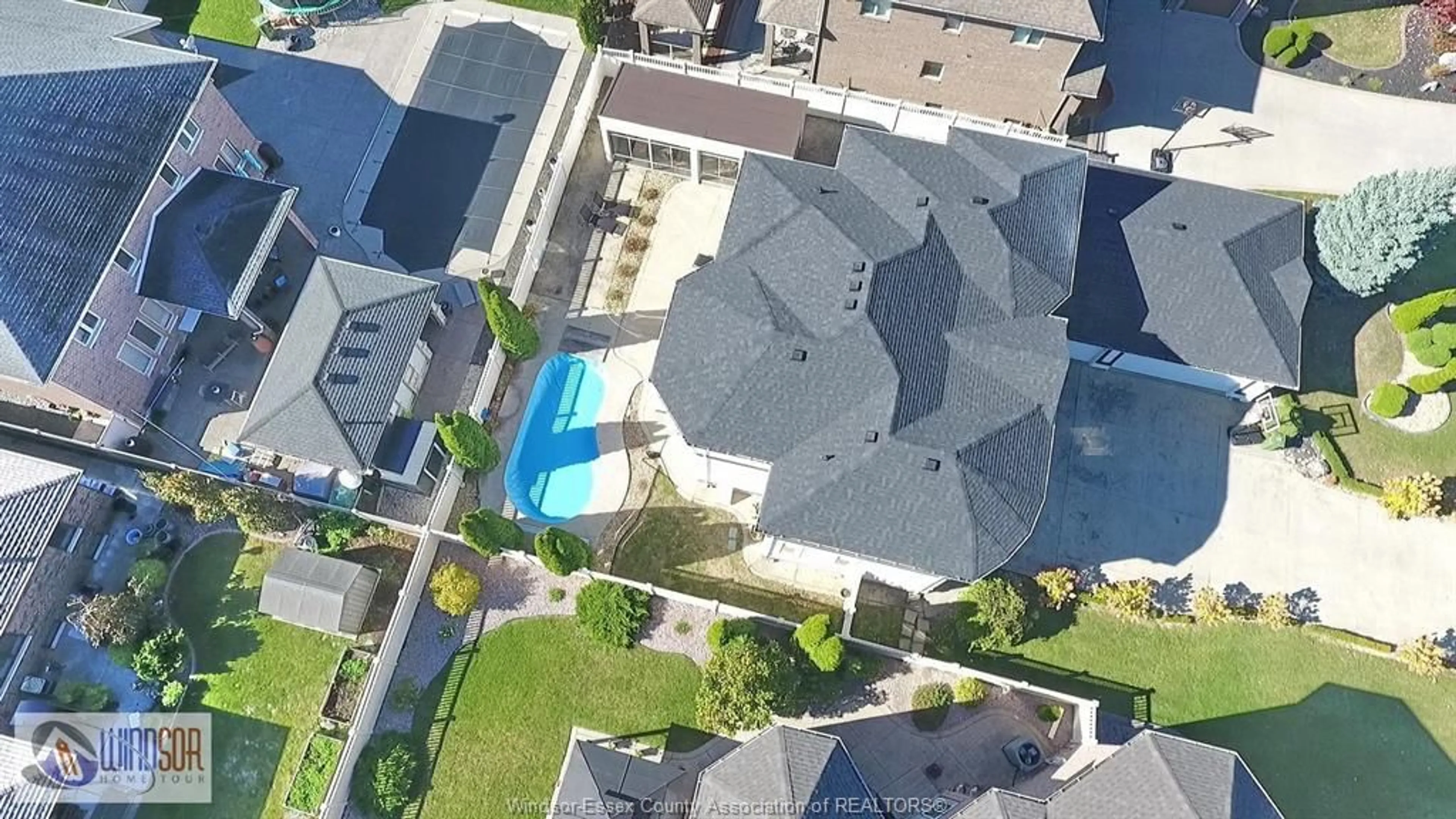 A pic from outside/outdoor area/front of a property/back of a property/a pic from drone, street for 500 CLYDESDALE Crt, Lakeshore Ontario N8L 0A1