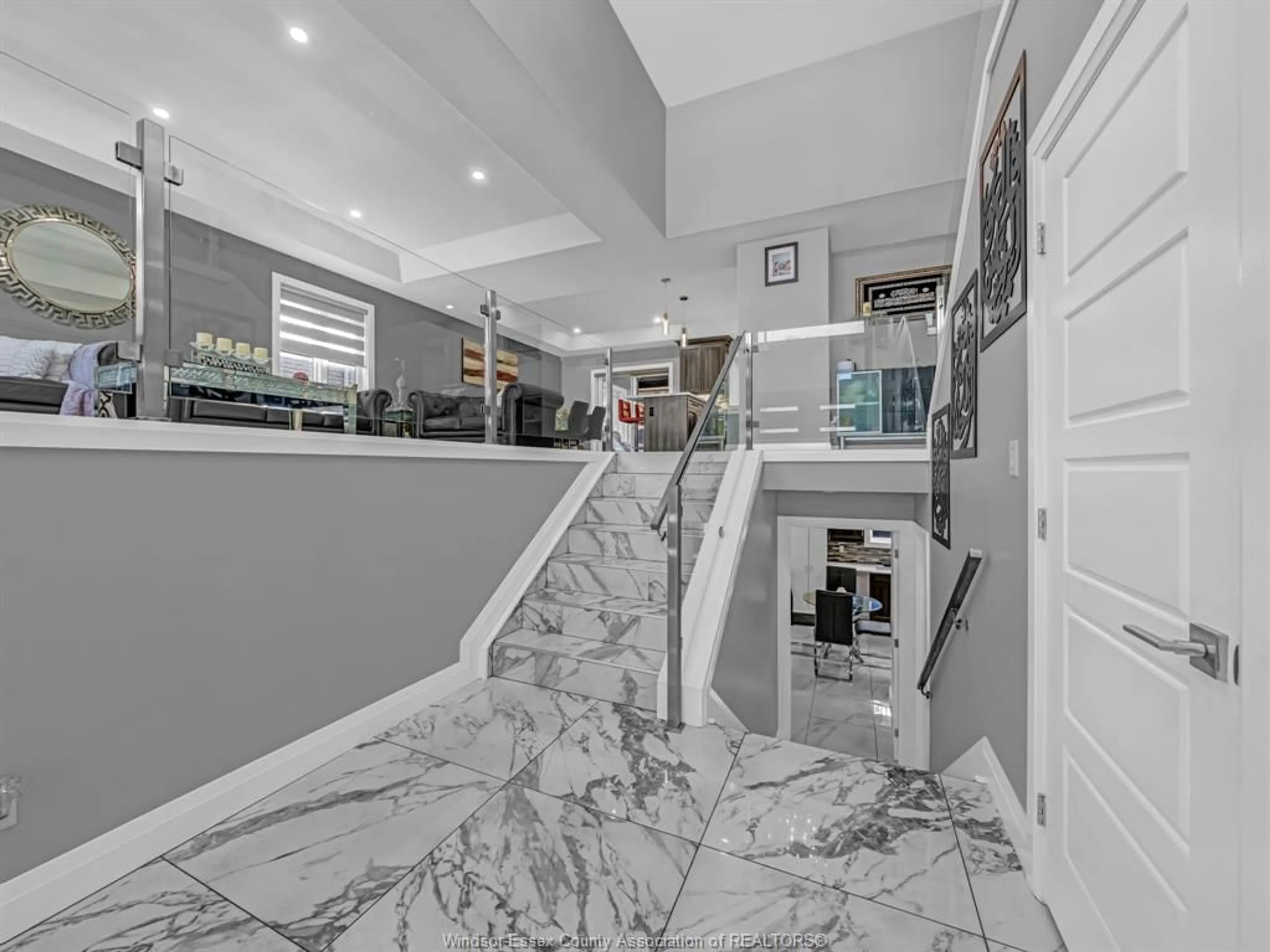 Indoor foyer for 3777 INGLEWOOD, Windsor Ontario N9E 4P4