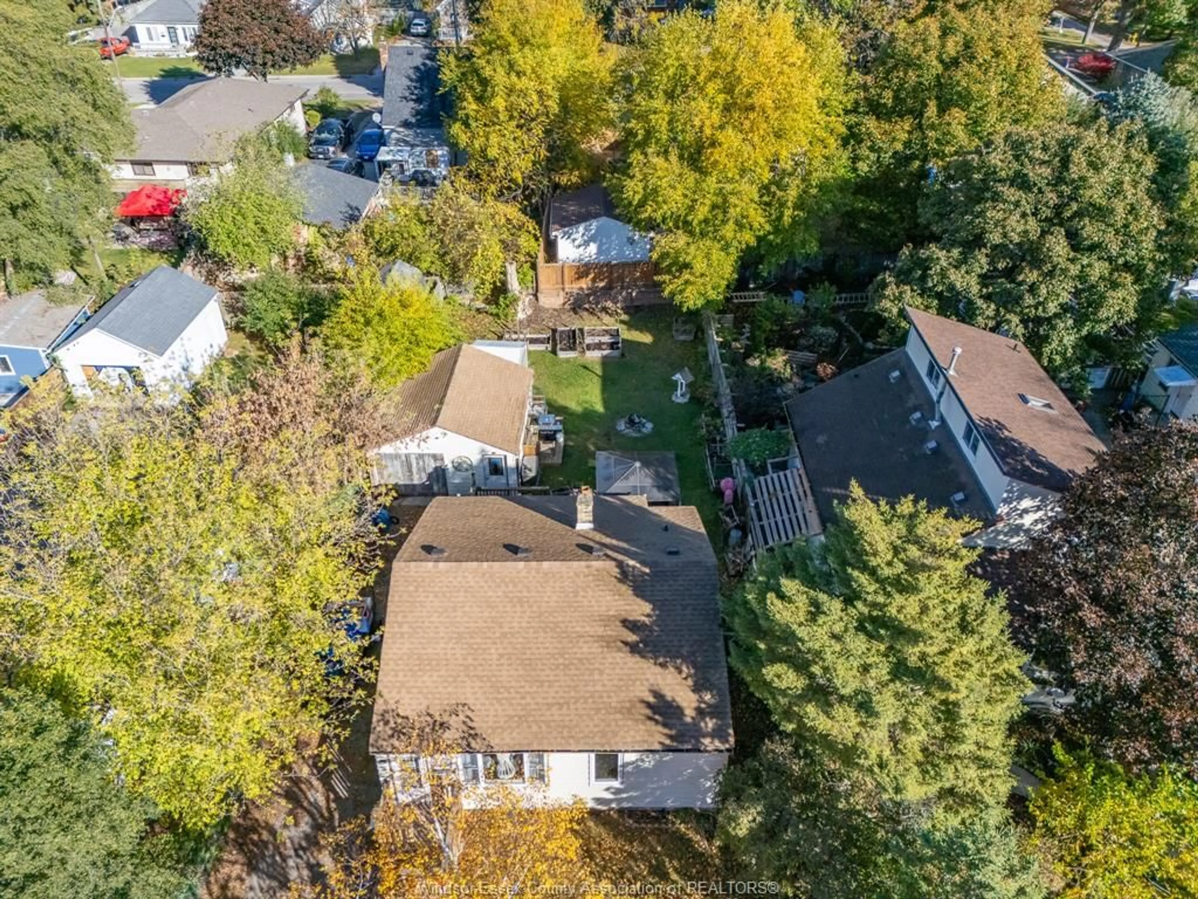 A pic from outside/outdoor area/front of a property/back of a property/a pic from drone, street for 694 ORCHARD Ave, Sarnia Ontario N8N 2X2