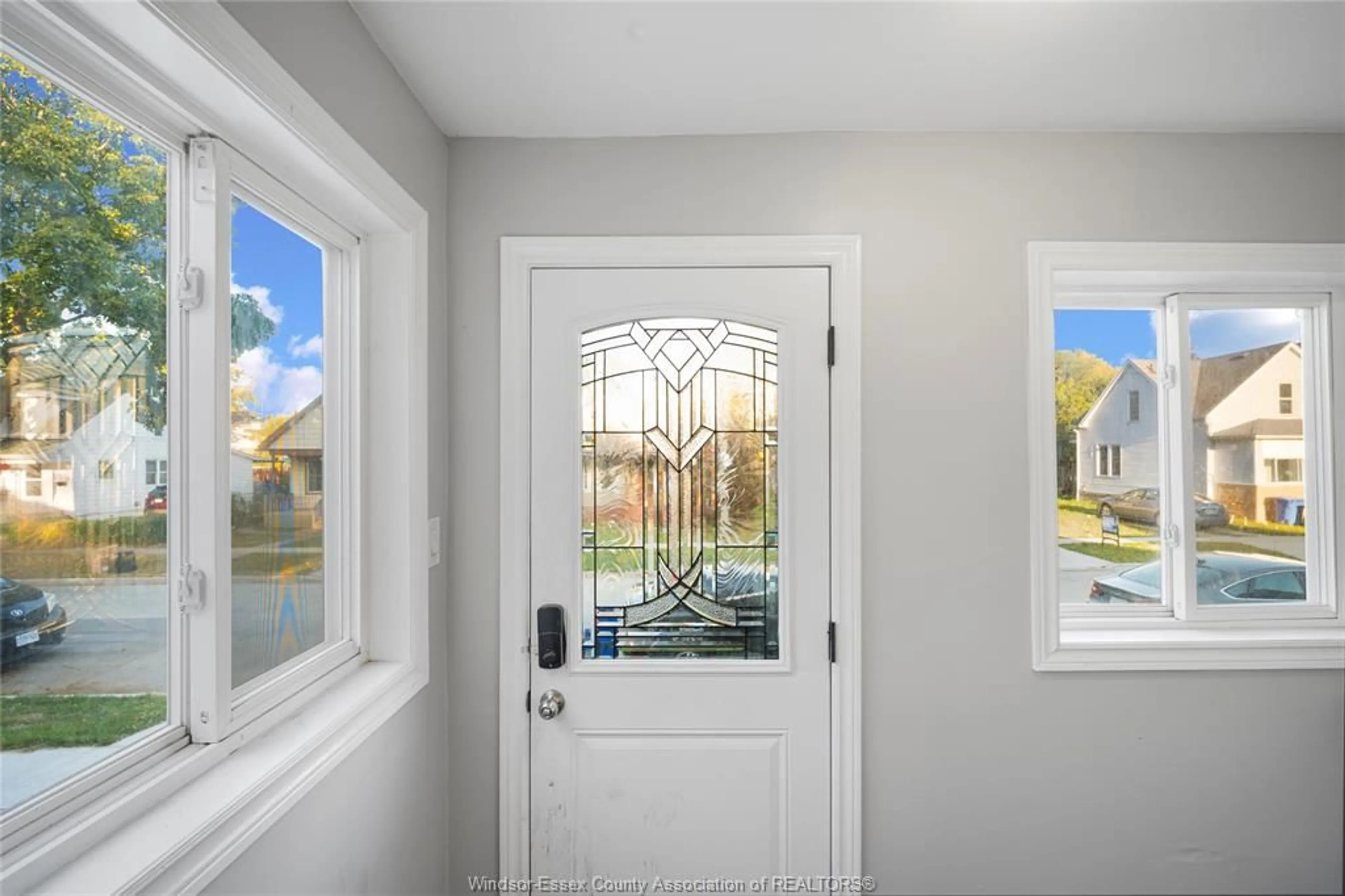 Indoor entryway for 773 BRIDGE Avenue, Windsor Ontario N9B 2M5