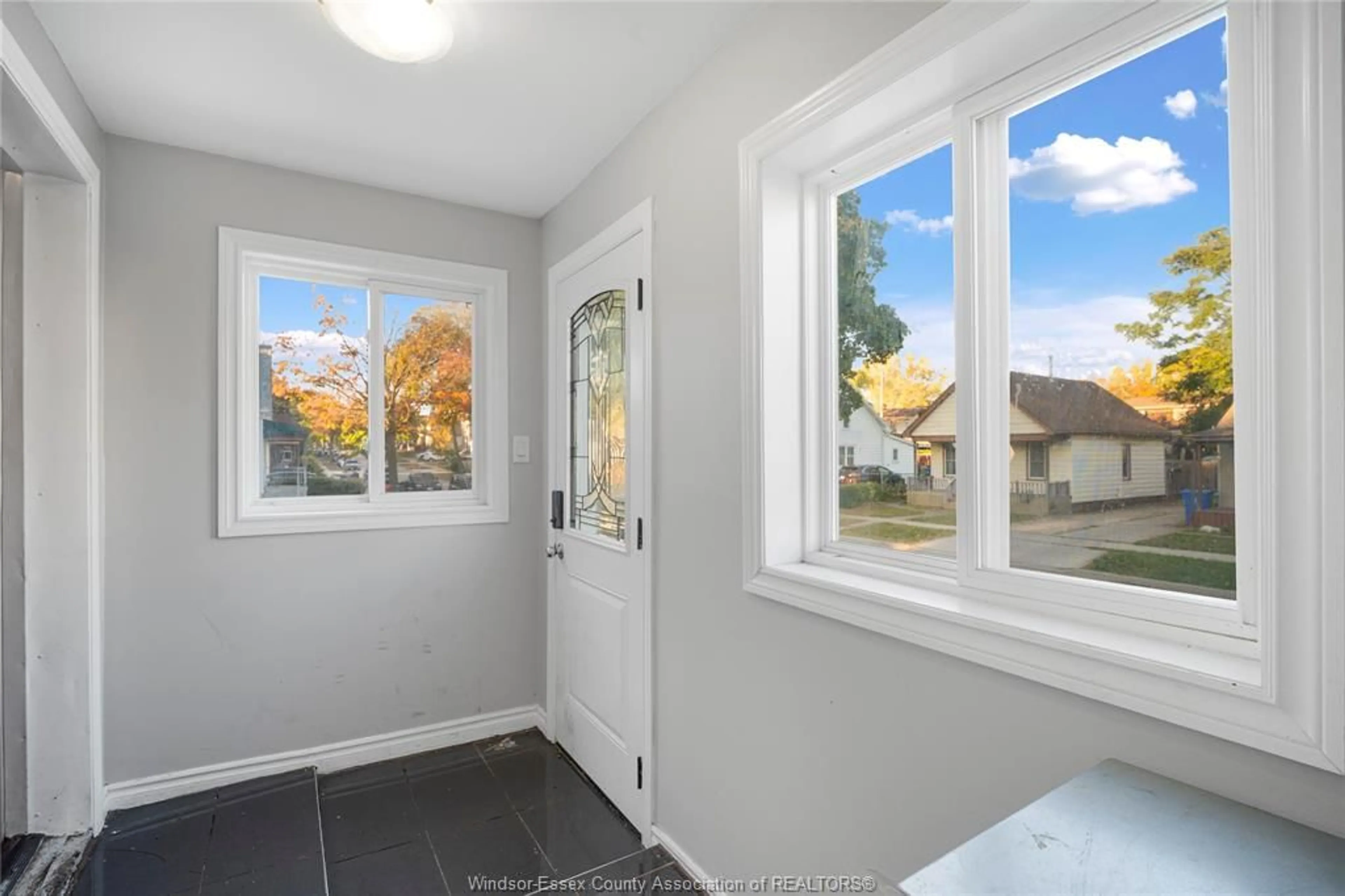 Indoor entryway for 773 BRIDGE Avenue, Windsor Ontario N9B 2M5