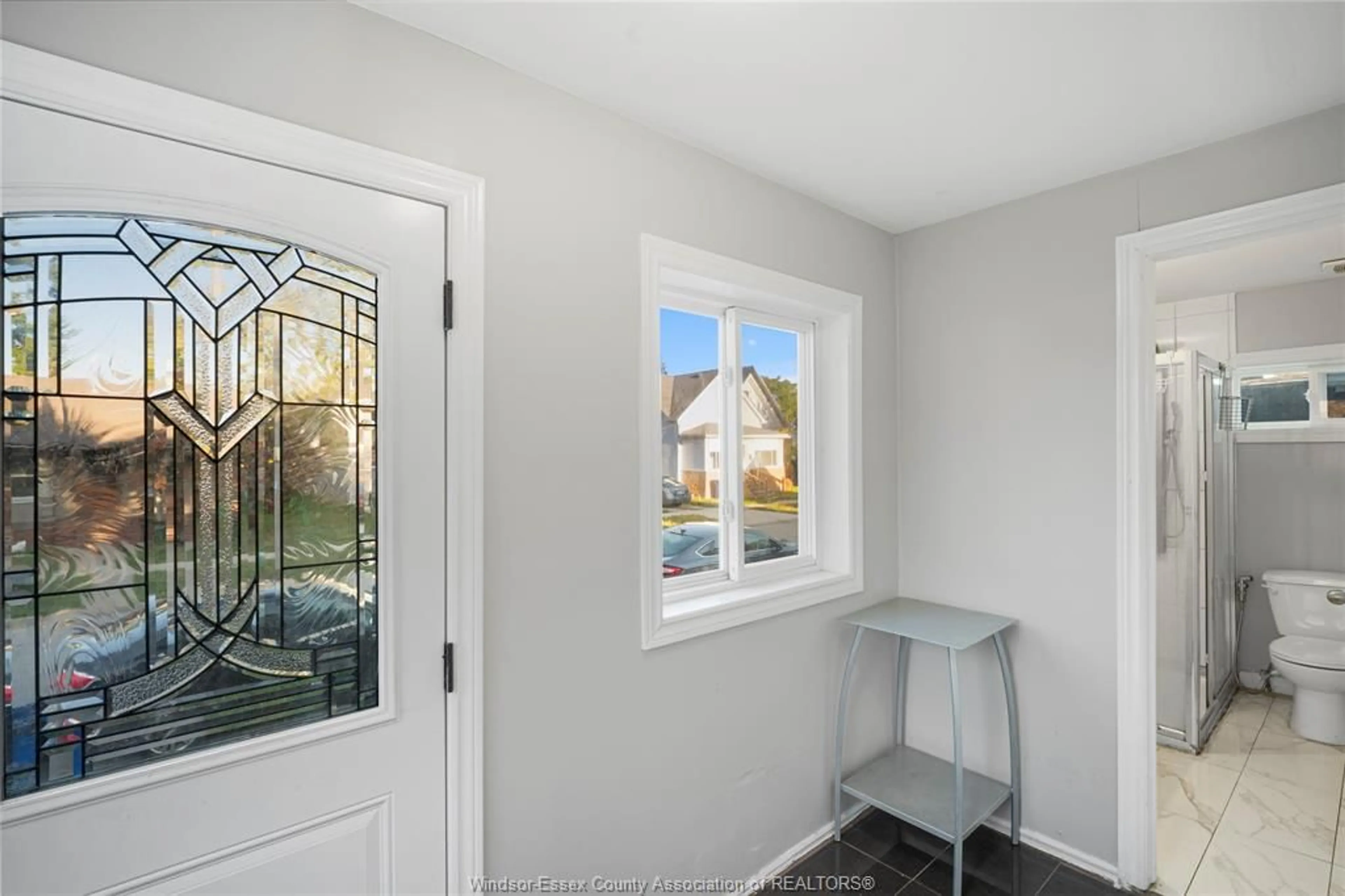 Indoor entryway for 773 BRIDGE Avenue, Windsor Ontario N9B 2M5