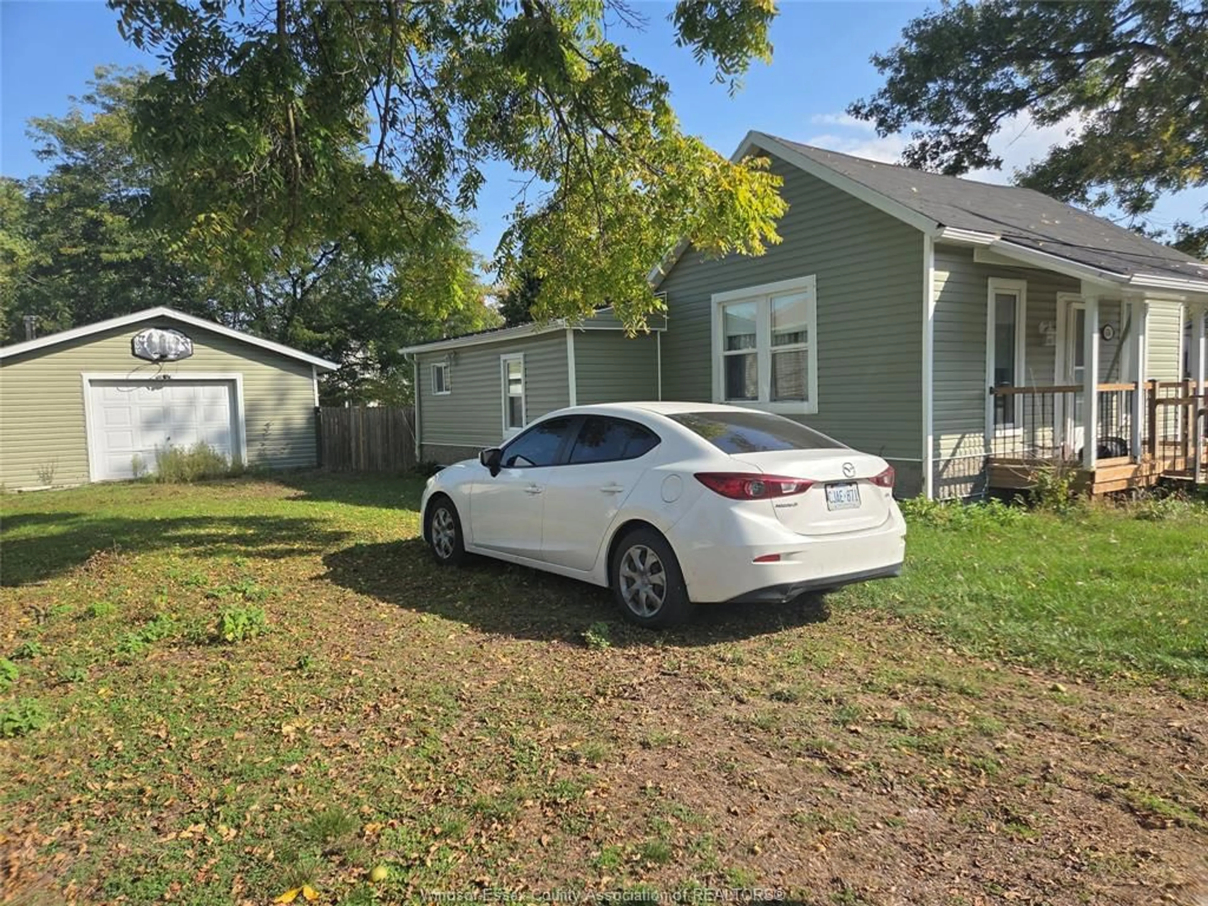 A pic from outside/outdoor area/front of a property/back of a property/a pic from drone, street for 434 ISAAC St, Dresden Ontario N0P 1M0