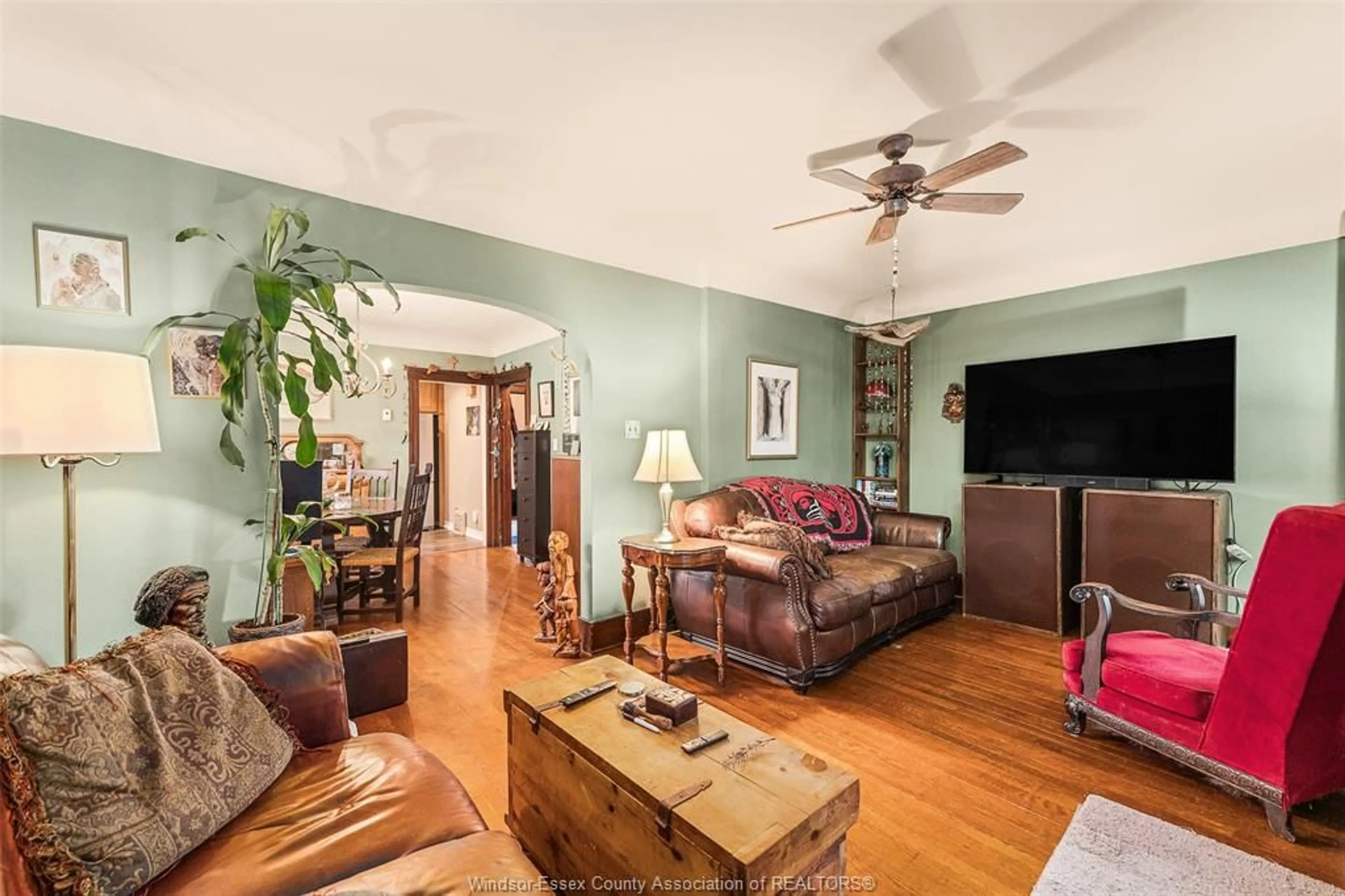 Living room with furniture, wood/laminate floor for 920 MOY Ave, Windsor Ontario N9A 2P1