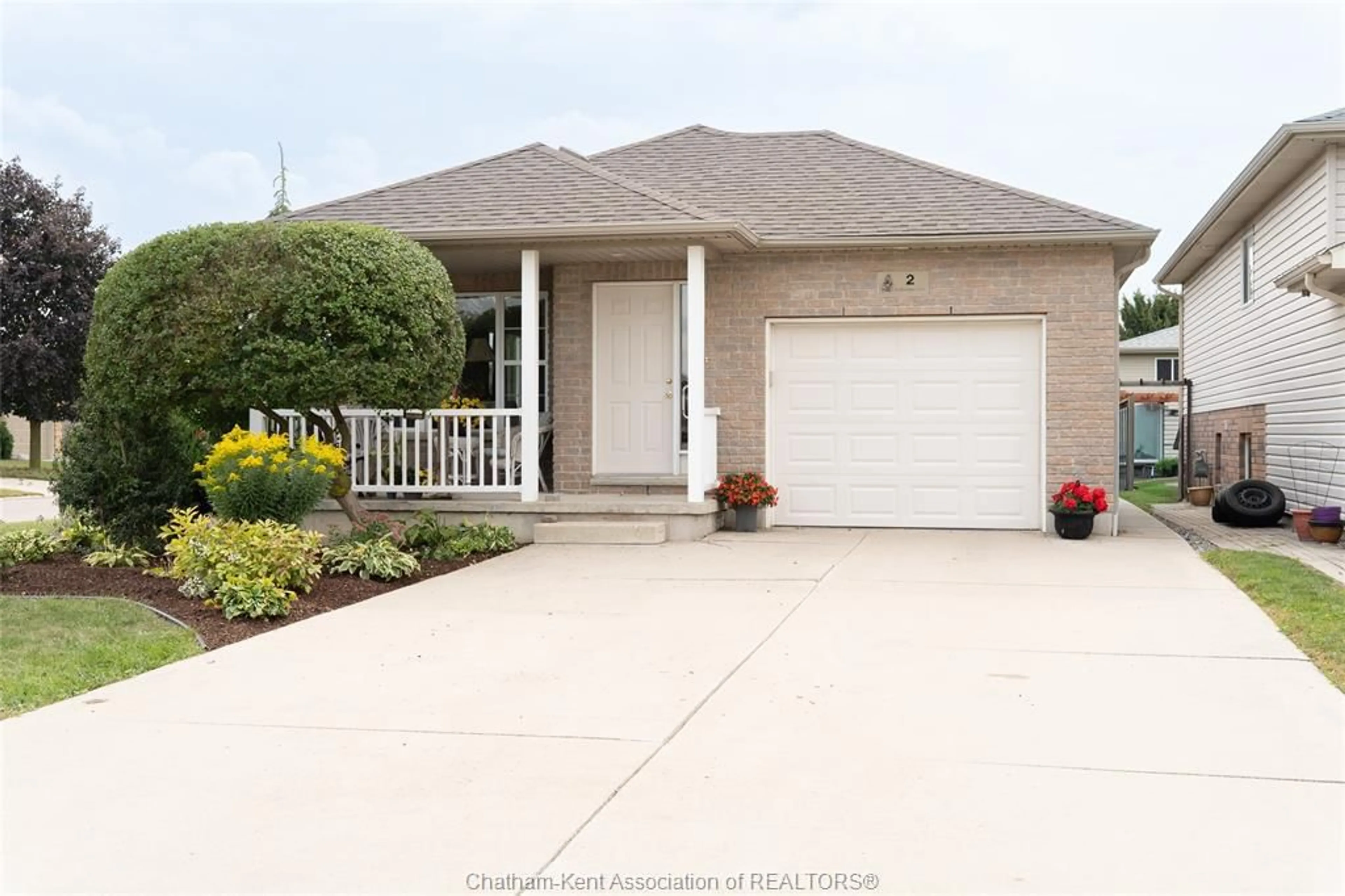 Home with vinyl exterior material, street for 2 Frobisher Crt, Chatham Ontario N7L 5P9