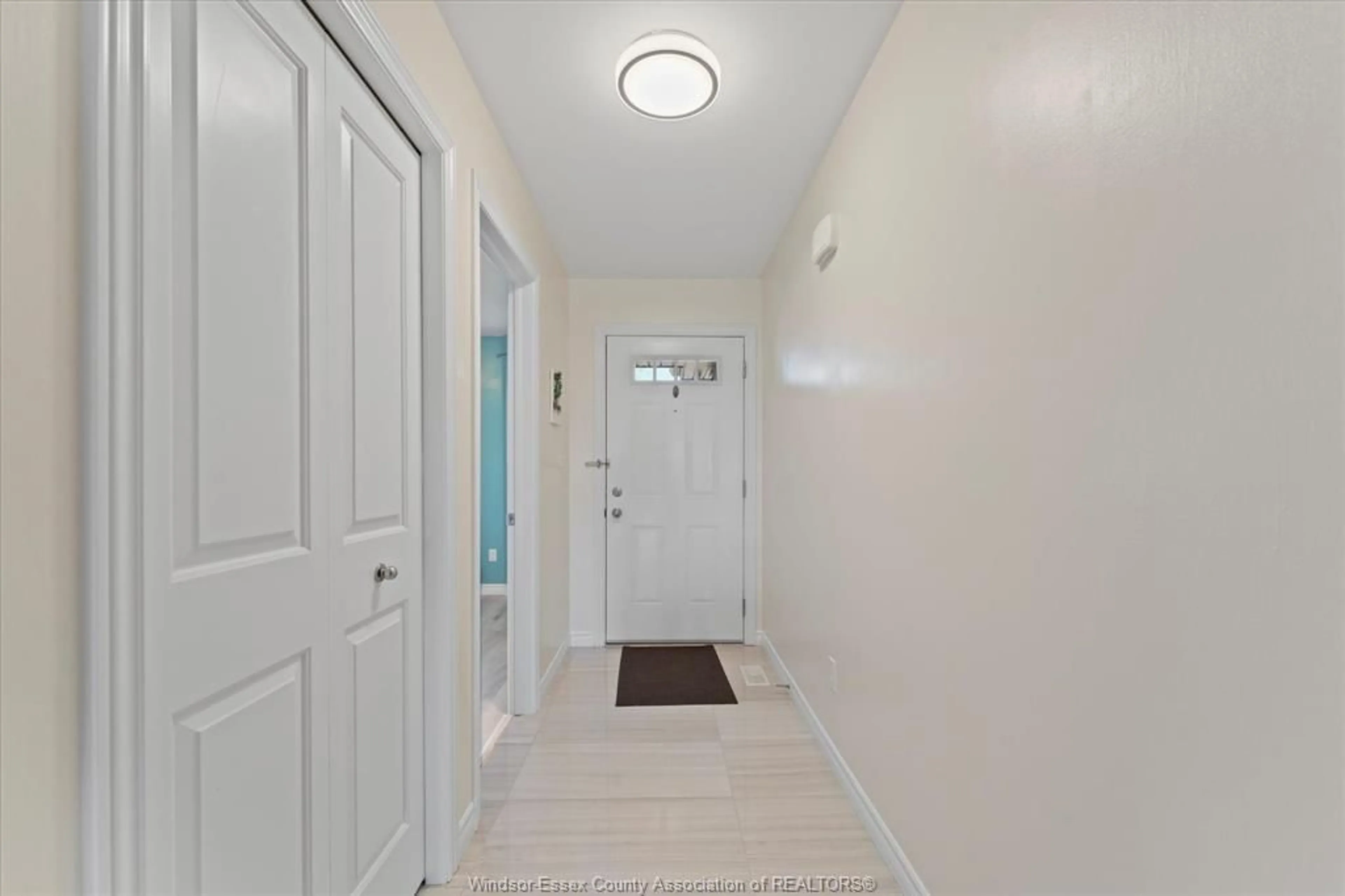 Indoor entryway for 10219 BEVERLY GLEN St, Windsor Ontario N8O 0C2