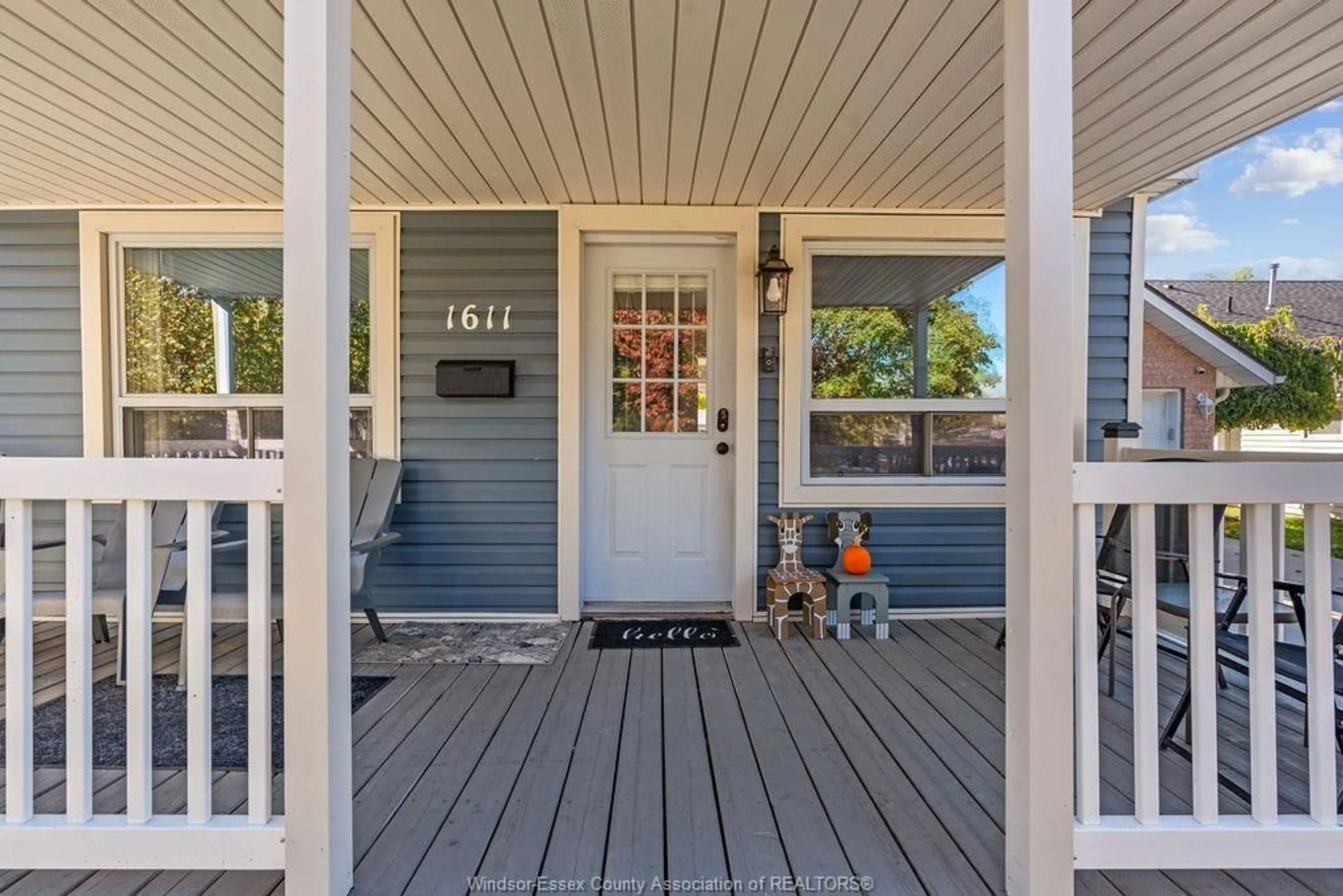 Home with vinyl exterior material, street for 1611 Ford Blvd, Windsor Ontario N8T 2C9