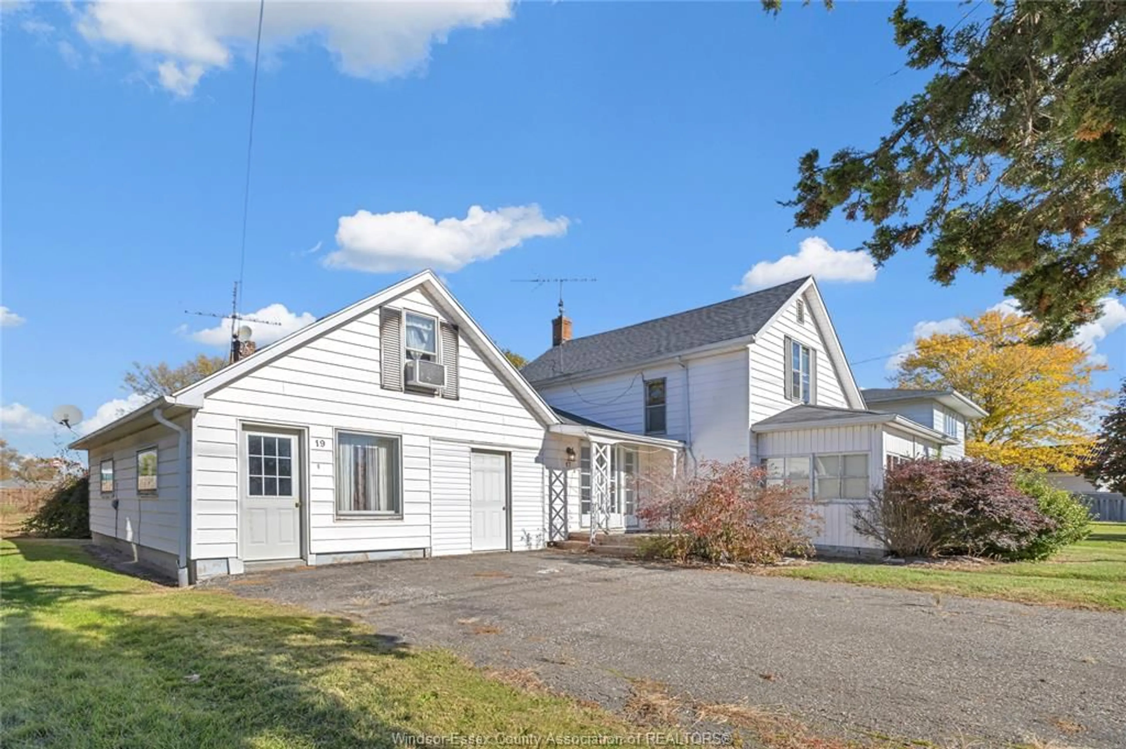 A pic from outside/outdoor area/front of a property/back of a property/a pic from drone, street for 17 BUCHANAN St, Wheatley Ontario N0P 2P0