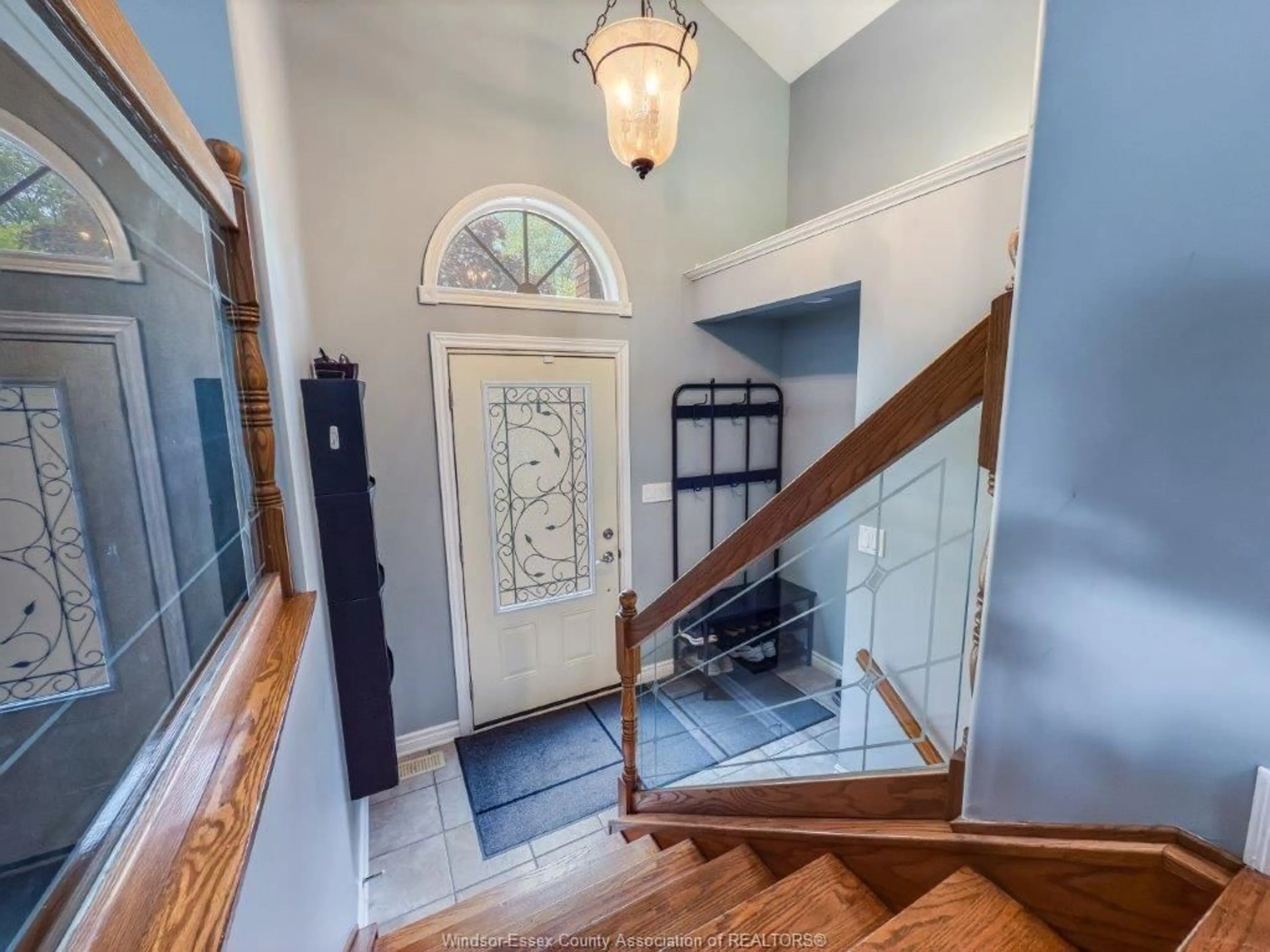 Indoor foyer for 665 DELAWARE, LaSalle Ontario N9J 3J8