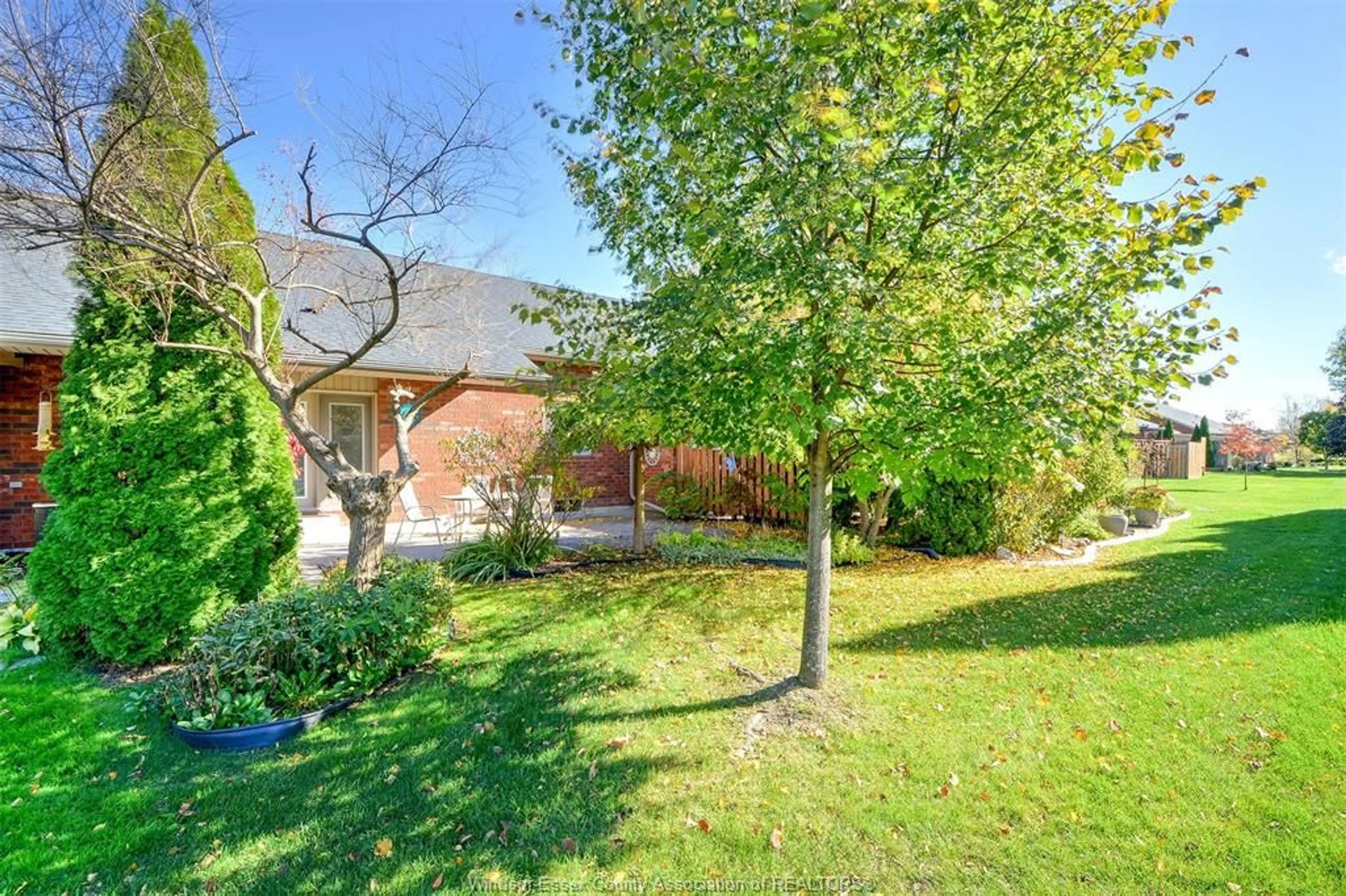 A pic from outside/outdoor area/front of a property/back of a property/a pic from drone, street for 2067 KATELLA, Windsor Ontario N8P 0A4