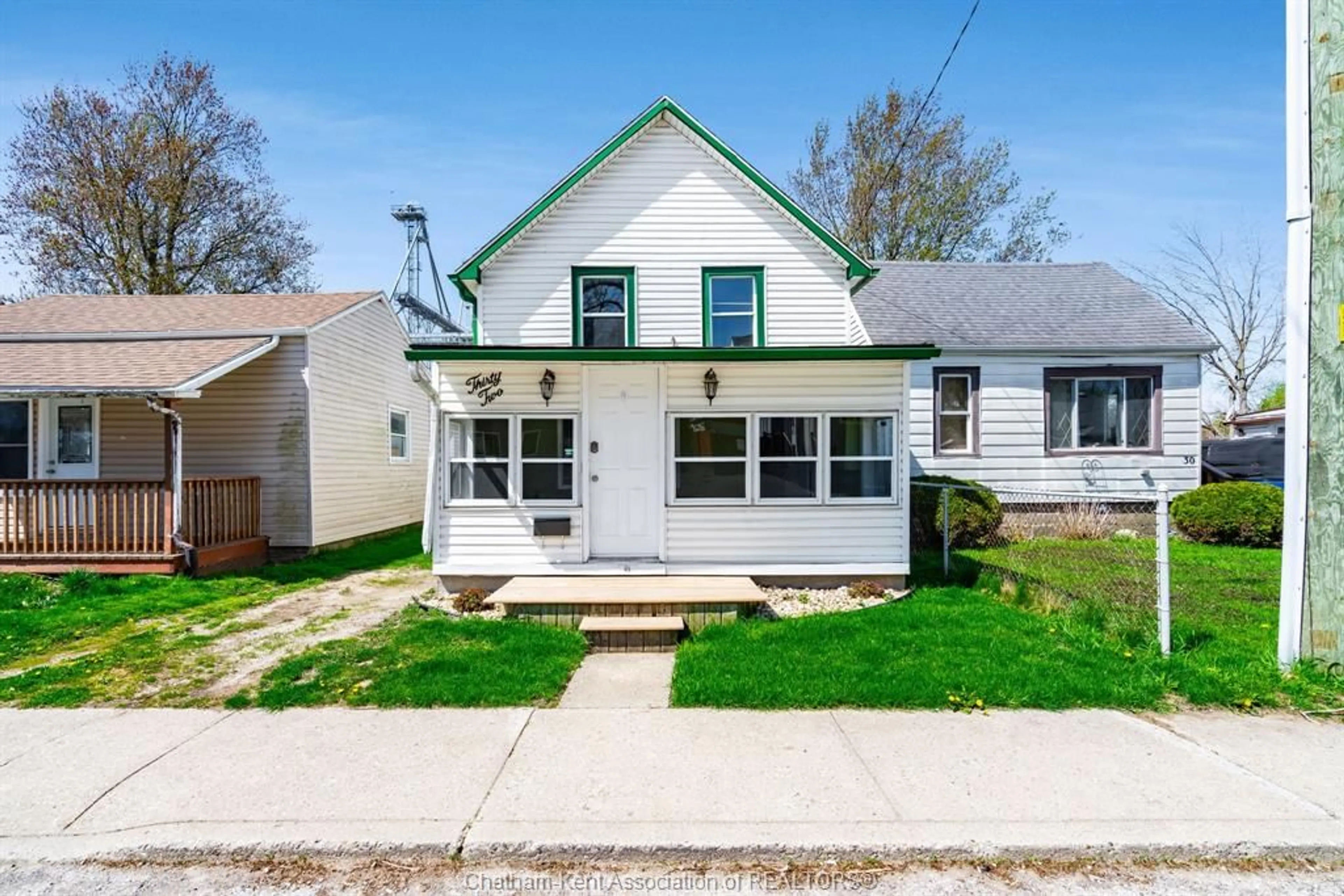 Home with vinyl exterior material, street for 32 Degge St, Chatham Ontario N7M 4X2