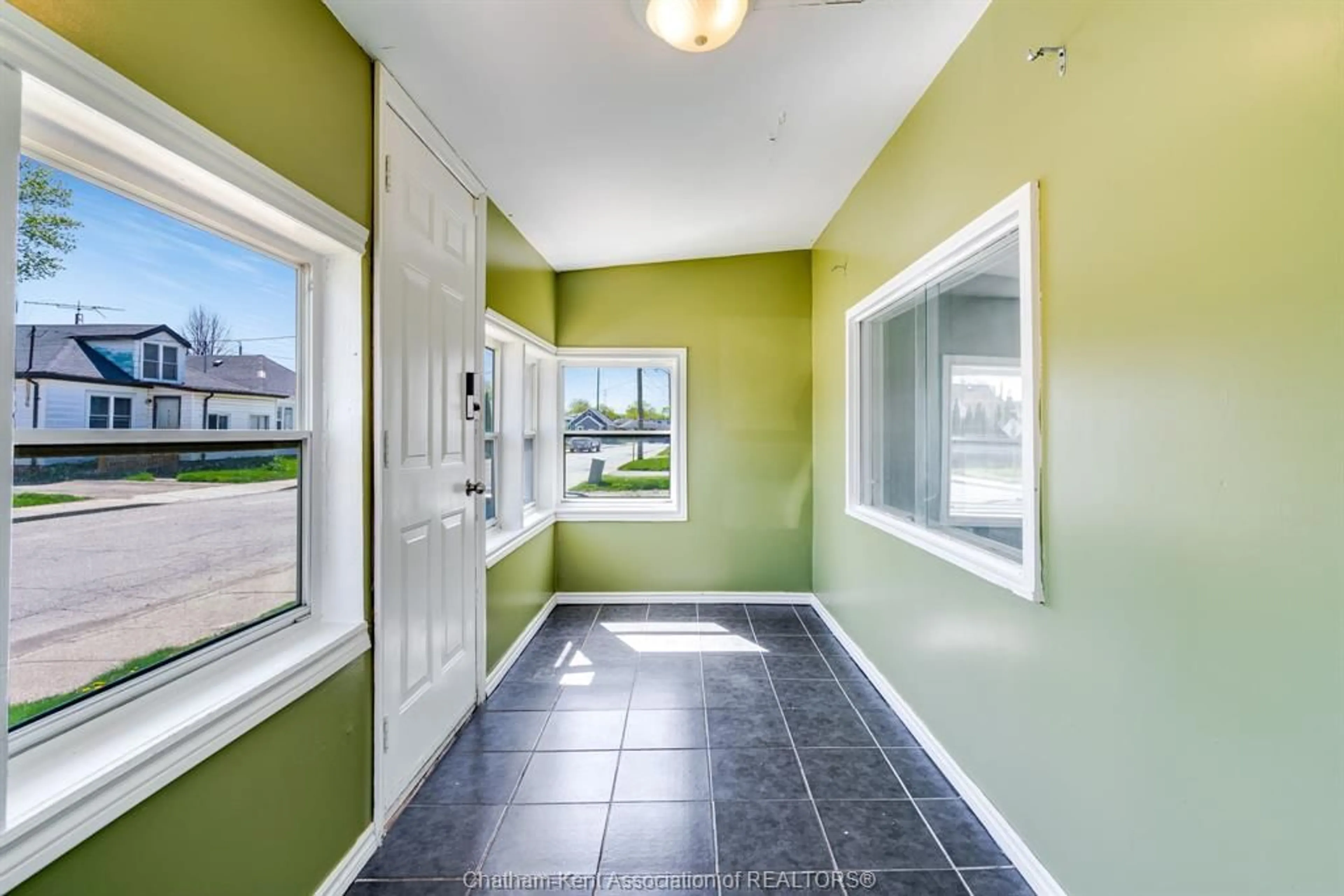 Indoor entryway for 32 Degge St, Chatham Ontario N7M 4X2