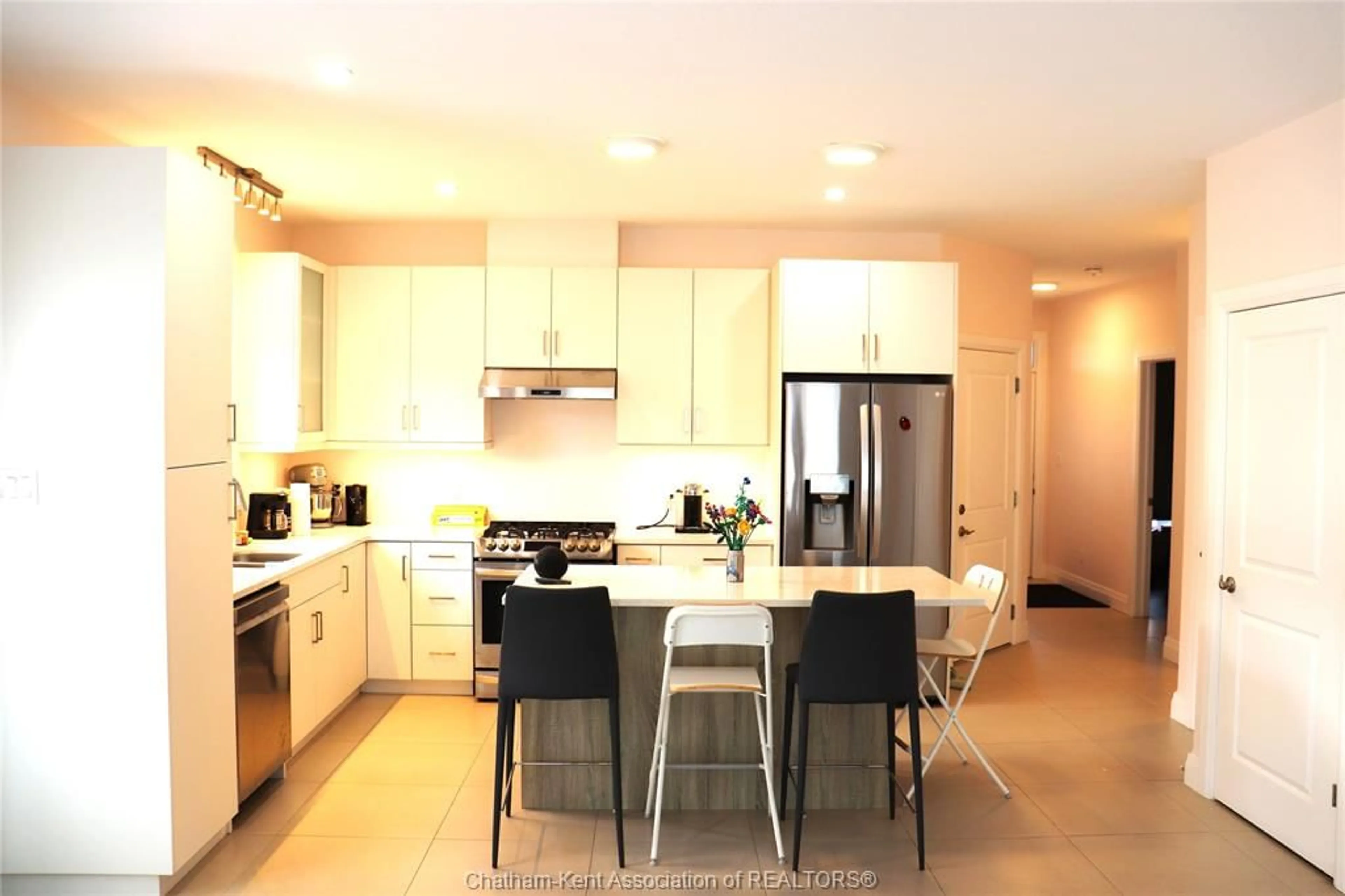 Open concept kitchen, ceramic/tile floor for 2 Delft Crt, Blenheim Ontario N0P 1A0