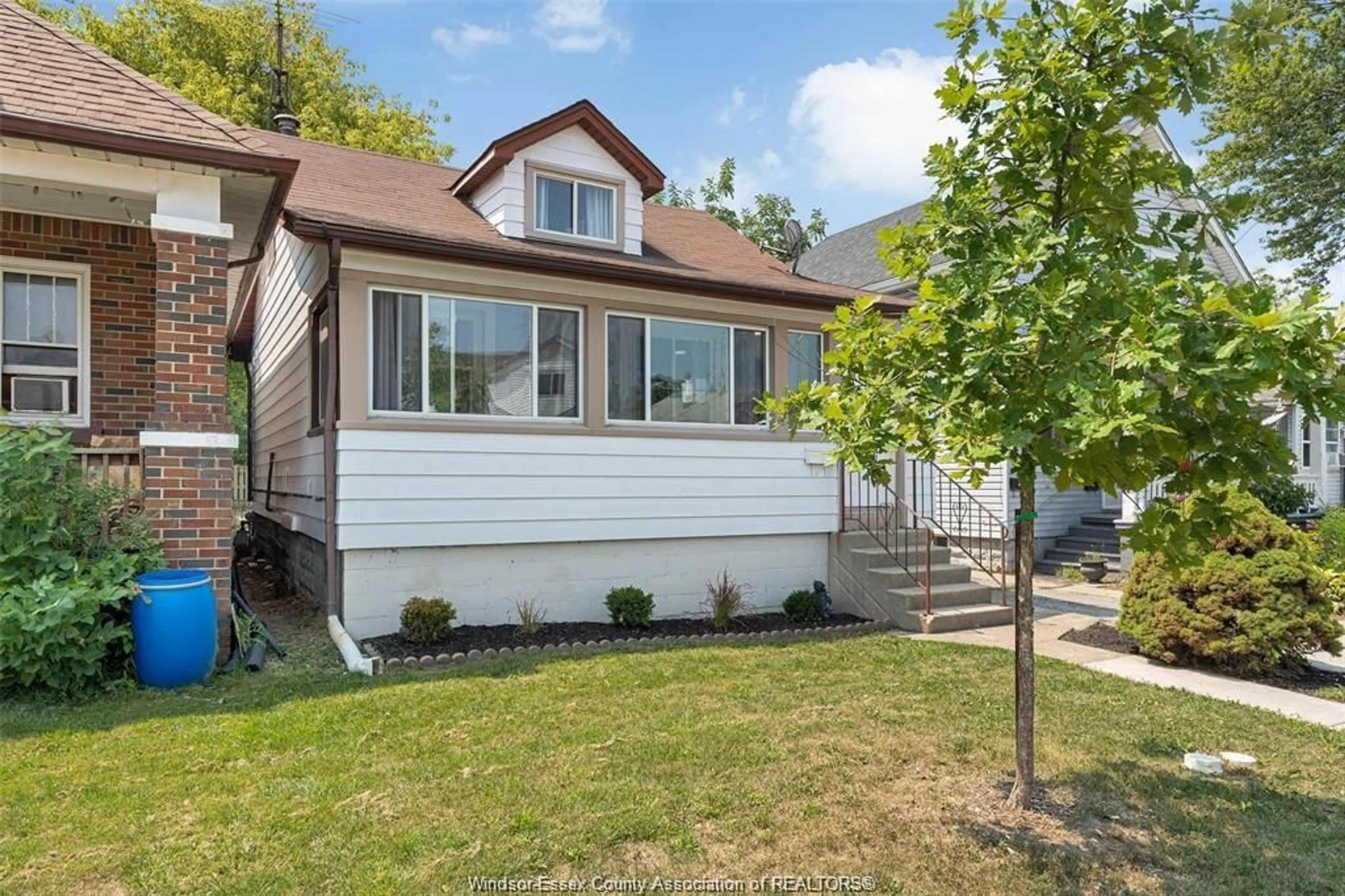 Home with vinyl exterior material, street for 1779 CADILLAC, Windsor Ontario N8Y 2V7